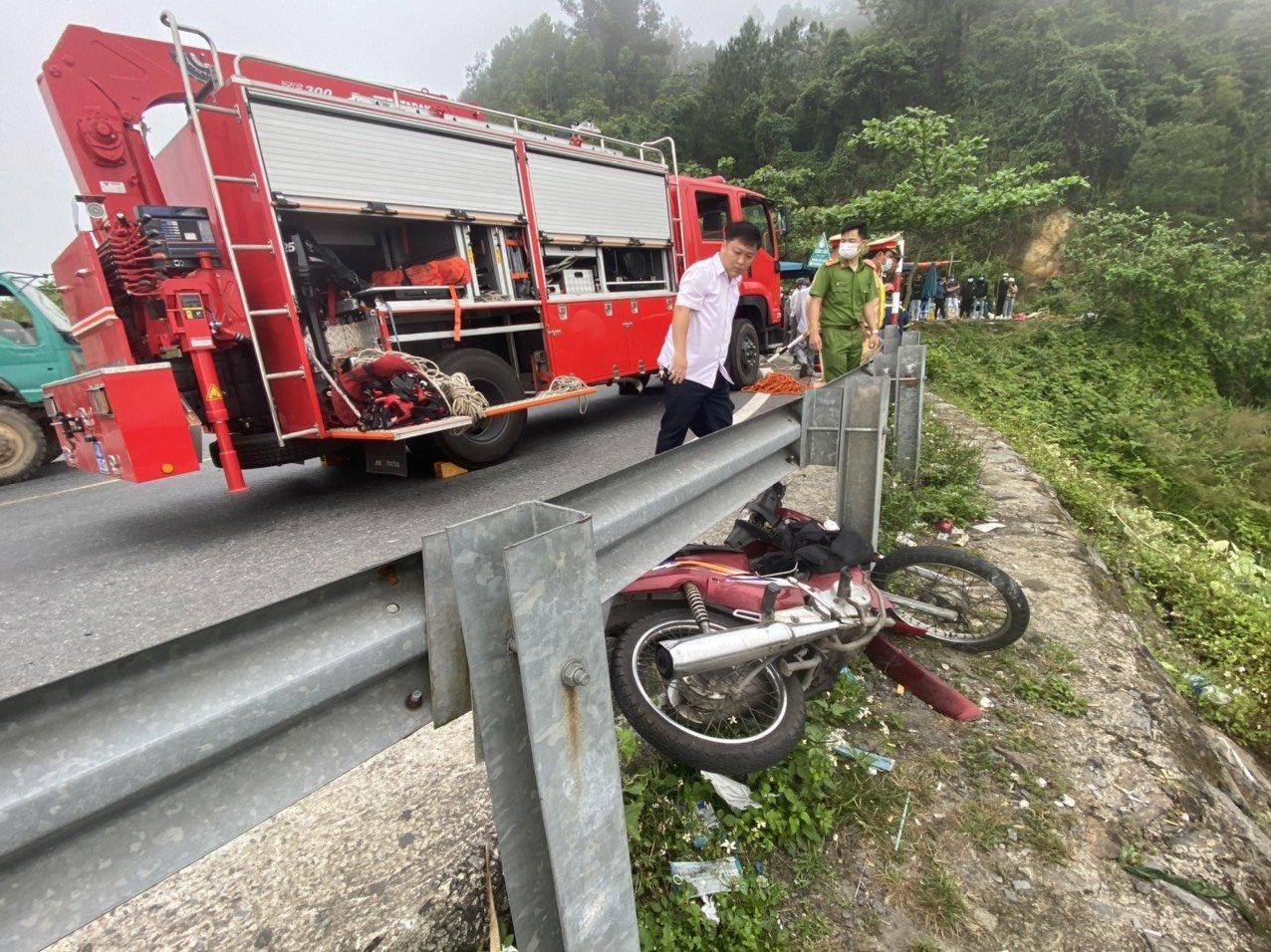 Hiện trường vụ tai nạn chỉ còn chiếc xe máy mắc vào taluy đường