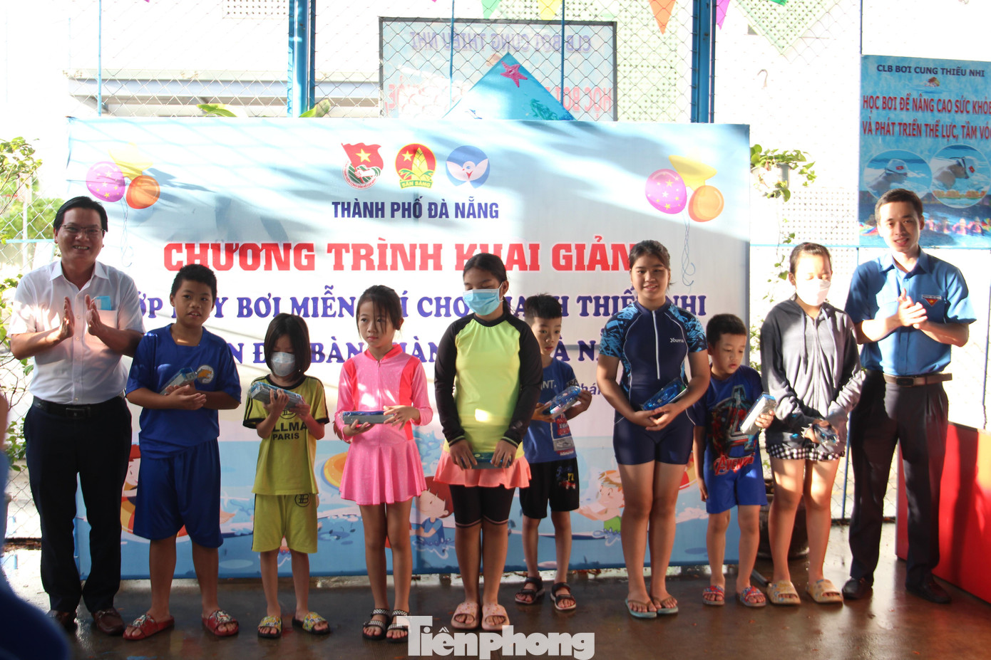 BTC tặng kính bơi cho các em học sinh tham gia các lớp dạy bơi. Ảnh: Giang Thanh BTC tặng kính bơi cho các em học sinh tham gia các lớp dạy bơi. Ảnh: Giang Thanh