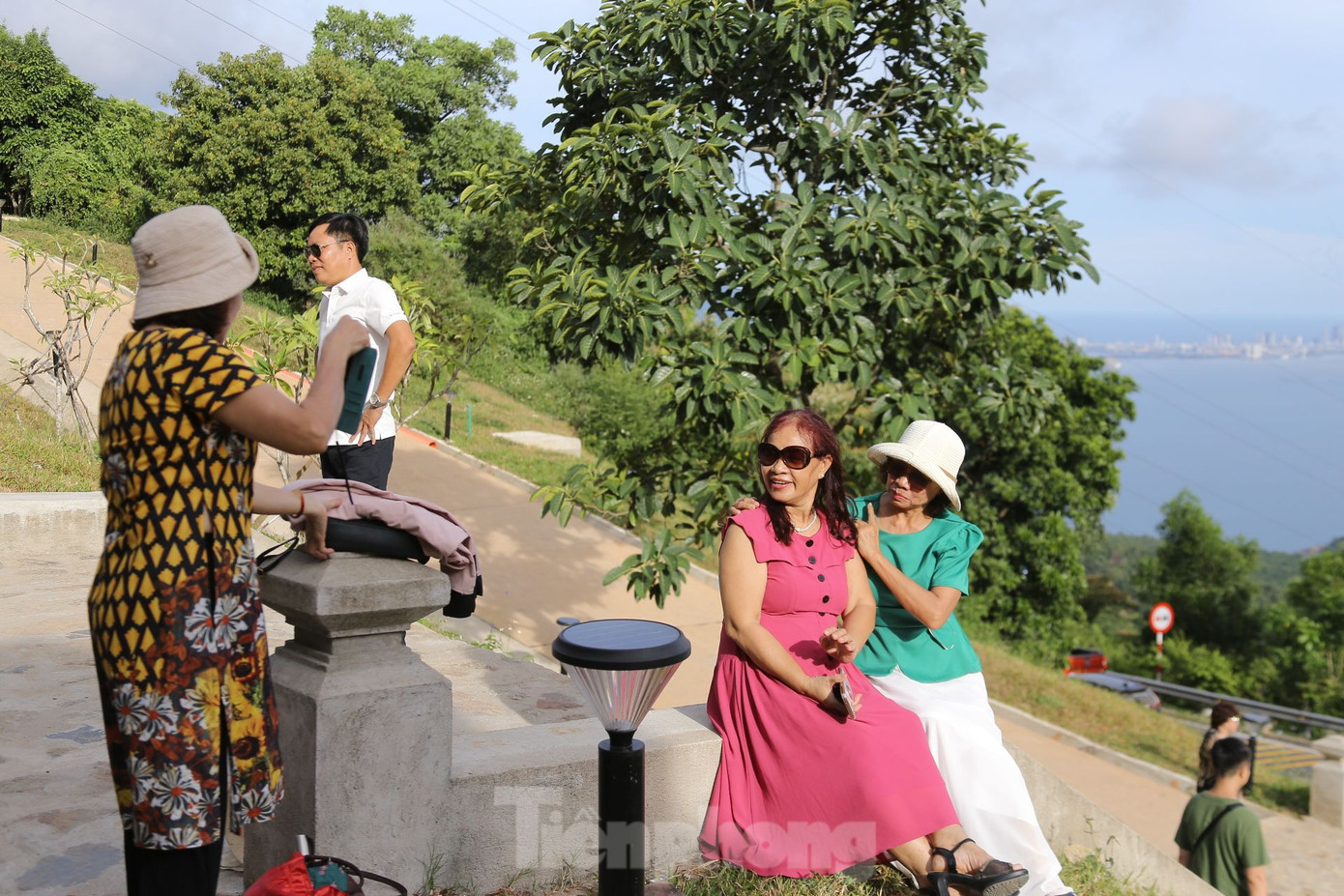 Di tích Hải Vân Quan vẫn đang miễn phí vé nên trở thành sự lựa chọn hàng đầu để tham quan của người dân Đà Nẵng và du khách từ các tỉnh lân cận vào kỳ nghỉ này, đặc biệt là các gia đình nhỏ. Di tích Hải Vân Quan vẫn đang miễn phí vé nên trở thành sự lựa chọn hàng đầu để tham quan của người dân Đà Nẵng và du khách từ các tỉnh lân cận vào kỳ nghỉ này, đặc biệt là các gia đình nhỏ.