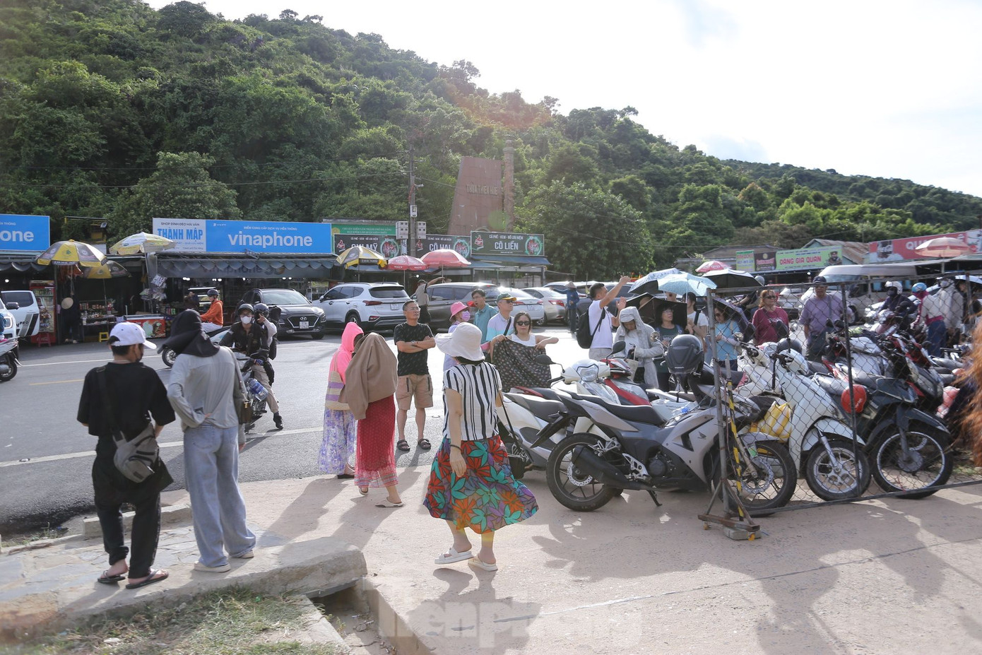 Khu vực đỉnh đèo Hải Vân luôn tấp nập, đông đúc xe cộ của người dân và du khách tham quan. Xe máy, ô tô xếp san sát hai bên đường, dọc khu vực các quán ăn, quán cà phê... trên đèo. Khu vực đỉnh đèo Hải Vân luôn tấp nập, đông đúc xe cộ của người dân và du khách tham quan. Xe máy, ô tô xếp san sát hai bên đường, dọc khu vực các quán ăn, quán cà phê... trên đèo.