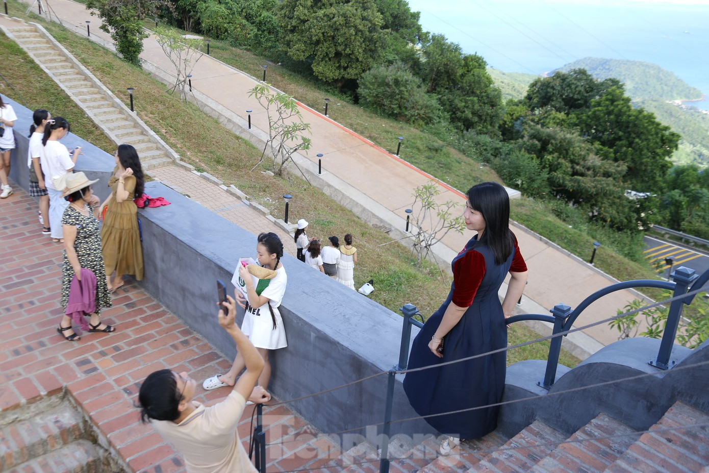 "Tranh thủ những ngày nghỉ lễ, tôi cùng bạn bè lập nhóm để "phượt" những địa điểm du lịch quanh TP. Đà Nẵng như đèo Hải Vân, Hòa Phú, Hòa Bắc, Hội An... Thời gian nghỉ lễ khá dài tạo điều kiện cho mọi người khám phá những địa điểm đẹp xung quanh thành phố với chi phí rẻ, phù hợp với sinh viên", bạn Trương Tấn Lộc (sinh viên ĐH Đông Á) cho biết. "Tranh thủ những ngày nghỉ lễ, tôi cùng bạn bè lập nhóm để "phượt" những địa điểm du lịch quanh TP. Đà Nẵng như đèo Hải Vân, Hòa Phú, Hòa Bắc, Hội An... Thời gian nghỉ lễ khá dài tạo điều kiện cho mọi người khám phá những địa điểm đẹp xung quanh thành phố với chi phí rẻ, phù hợp với sinh viên", bạn Trương Tấn Lộc (sinh viên ĐH Đông Á) cho biết.