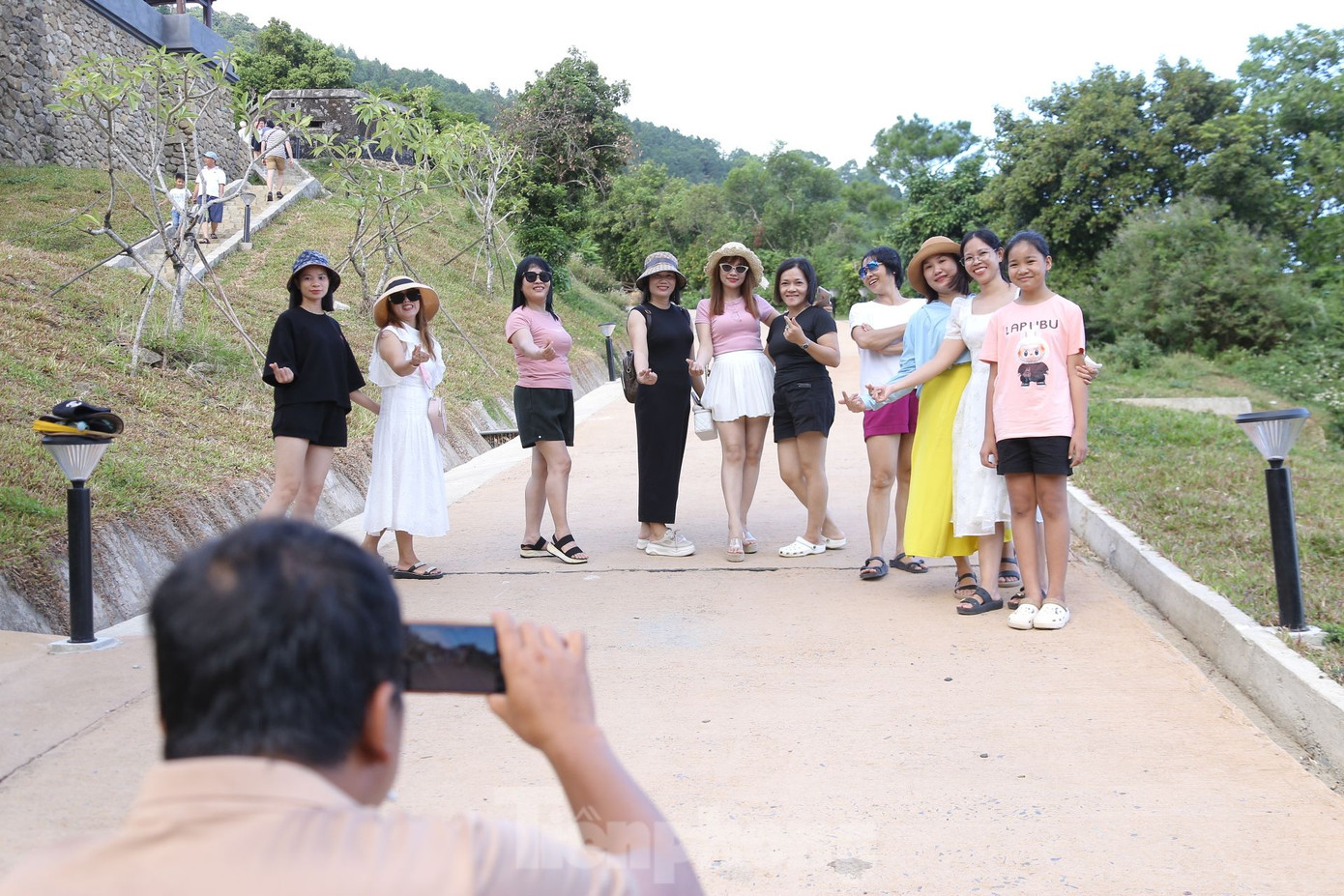 Rất đông người dân và du khách thích thú chụp hình check-in, tham quan di tích Hải Vân Quan vừa mới hoàn thành trùng tu. Rất đông người dân và du khách thích thú chụp hình check-in, tham quan di tích Hải Vân Quan vừa mới hoàn thành trùng tu.