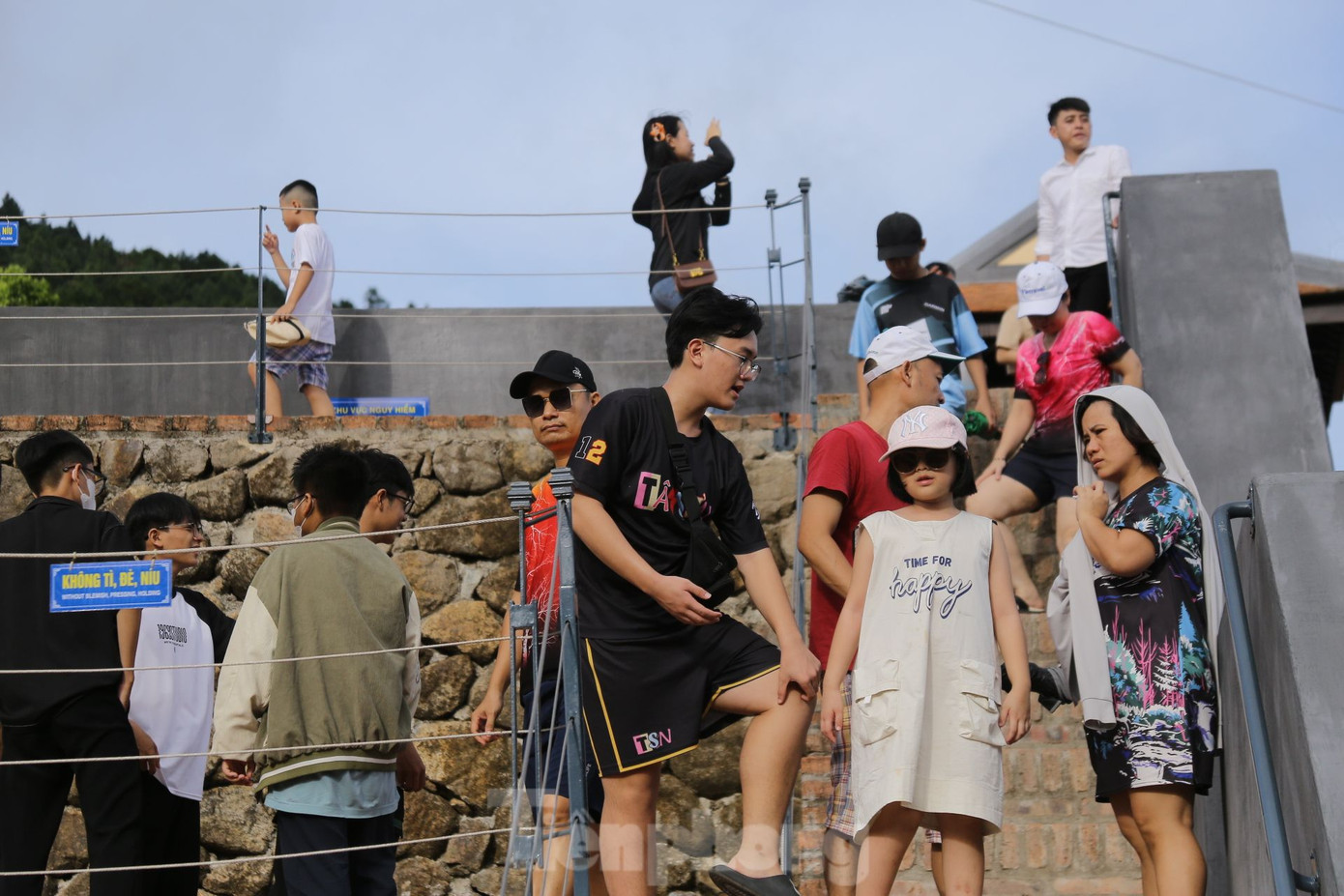 Di tích Hải Vân Quan vẫn đang miễn phí vé nên trở thành sự lựa chọn hàng đầu để tham quan của người dân Đà Nẵng và du khách từ các tỉnh lân cận vào kỳ nghỉ này, đặc biệt là các gia đình nhỏ. Di tích Hải Vân Quan vẫn đang miễn phí vé nên trở thành sự lựa chọn hàng đầu để tham quan của người dân Đà Nẵng và du khách từ các tỉnh lân cận vào kỳ nghỉ này, đặc biệt là các gia đình nhỏ.