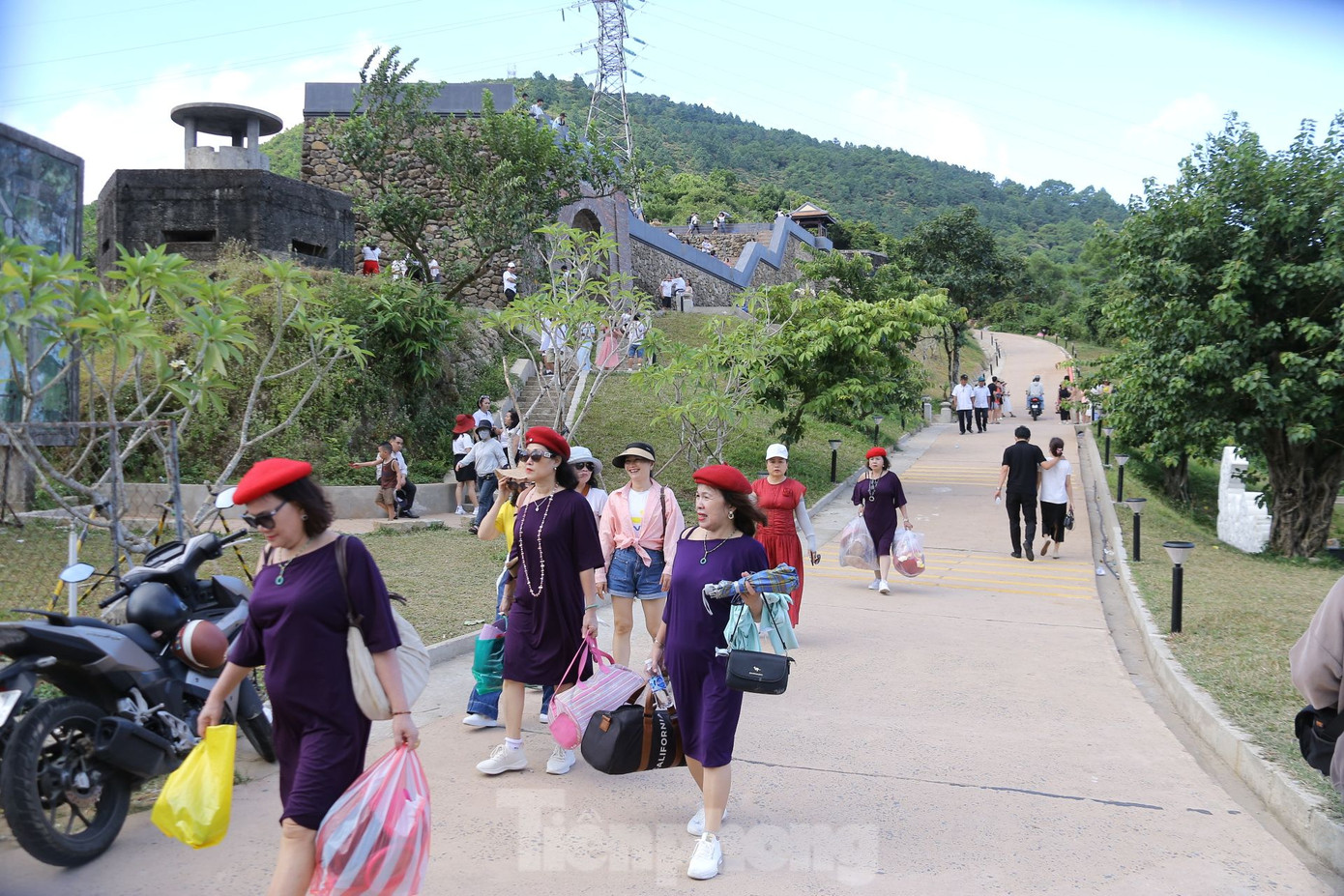 Càng gần giữa trưa và về chiều, dòng người đổ về đây ngày càng đông đúc. Sau khi tham quan di tích, nhiều du khách lựa chọn các địa điểm du lịch quanh đây như các quán ăn, quán cà phê trên đèo, làng Vân... (TP. Đà Nẵng), vịnh Lăng Cô, đầm Lập An... (tỉnh Thừa Thiên Huế) để nghỉ ngơi, vui chơi trong ngày. Càng gần giữa trưa và về chiều, dòng người đổ về đây ngày càng đông đúc. Sau khi tham quan di tích, nhiều du khách lựa chọn các địa điểm du lịch quanh đây như các quán ăn, quán cà phê trên đèo, làng Vân... (TP. Đà Nẵng), vịnh Lăng Cô, đầm Lập An... (tỉnh Thừa Thiên Huế) để nghỉ ngơi, vui chơi trong ngày.