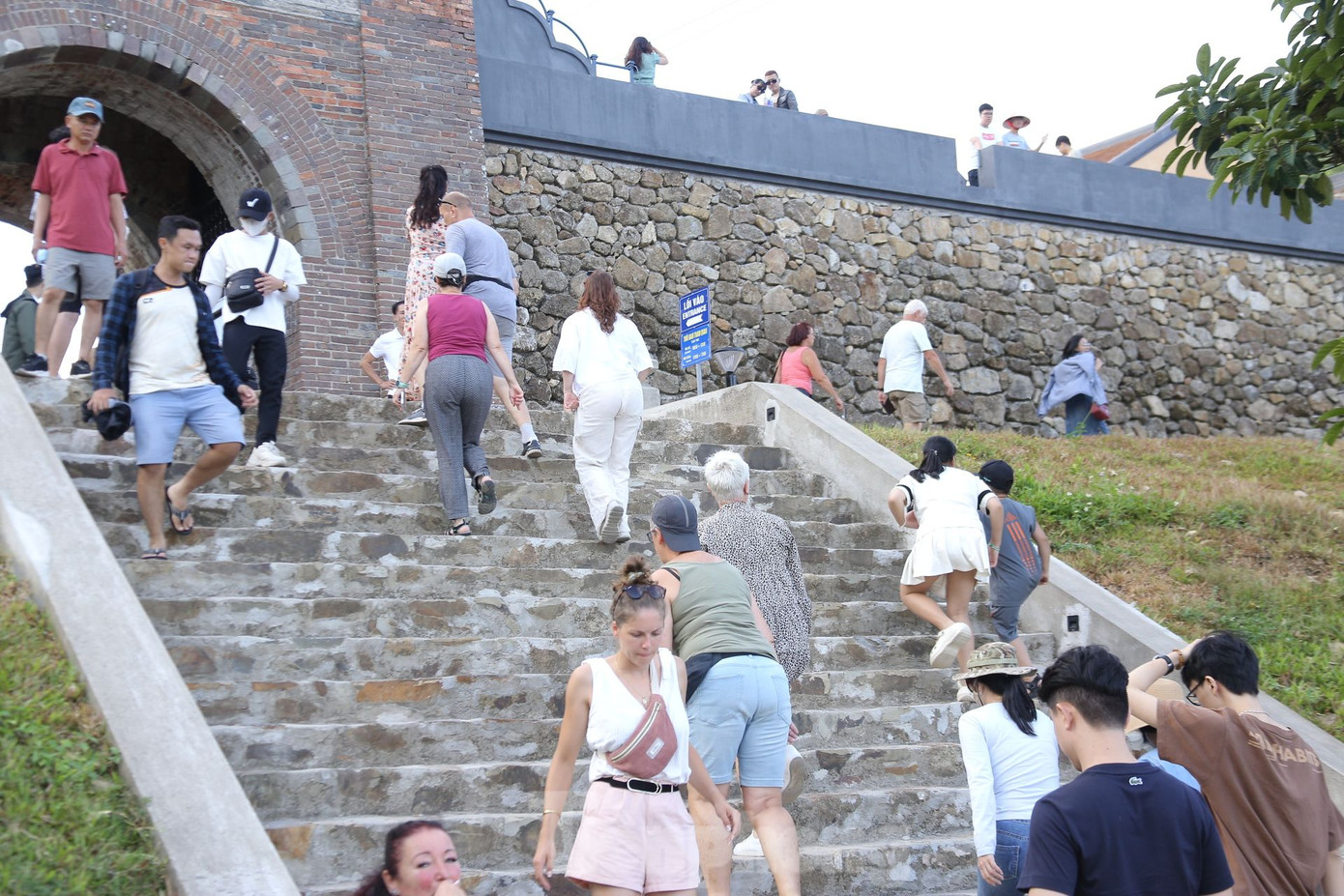 Di tích Hải Vân Quan vẫn đang miễn phí vé nên trở thành sự lựa chọn hàng đầu để tham quan của người dân Đà Nẵng và du khách từ các tỉnh lân cận vào kỳ nghỉ này, đặc biệt là các gia đình nhỏ. Di tích Hải Vân Quan vẫn đang miễn phí vé nên trở thành sự lựa chọn hàng đầu để tham quan của người dân Đà Nẵng và du khách từ các tỉnh lân cận vào kỳ nghỉ này, đặc biệt là các gia đình nhỏ.