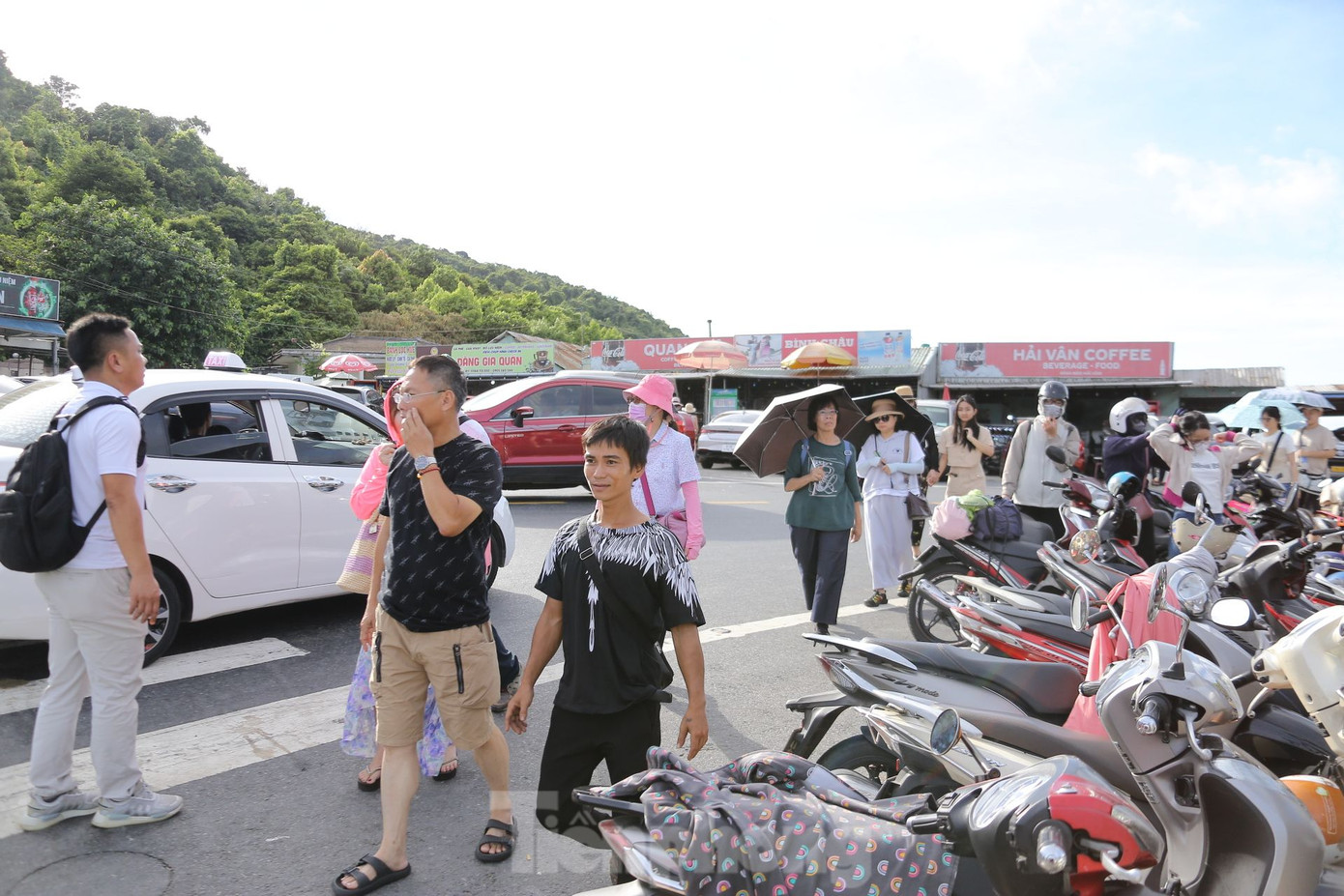 Khu vực đỉnh đèo Hải Vân luôn tấp nập, đông đúc xe cộ của người dân và du khách tham quan. Xe máy, ô tô xếp san sát hai bên đường, dọc khu vực các quán ăn, quán cà phê... trên đèo. Khu vực đỉnh đèo Hải Vân luôn tấp nập, đông đúc xe cộ của người dân và du khách tham quan. Xe máy, ô tô xếp san sát hai bên đường, dọc khu vực các quán ăn, quán cà phê... trên đèo.