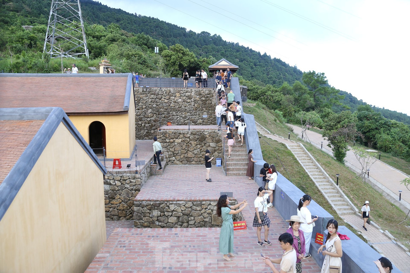 Nhiều bạn trẻ cũng thích thú "phượt" đèo Hải Vân vào dịp nghỉ lễ, với điểm đến là di tích Hải Vân Quan. Cảnh sắc hùng vĩ hai bên đường cùng những khúc cua khúc khuỷu thu hút nhiều nhóm bạn trẻ. Nhiều bạn trẻ cũng thích thú "phượt" đèo Hải Vân vào dịp nghỉ lễ, với điểm đến là di tích Hải Vân Quan. Cảnh sắc hùng vĩ hai bên đường cùng những khúc cua khúc khuỷu thu hút nhiều nhóm bạn trẻ.