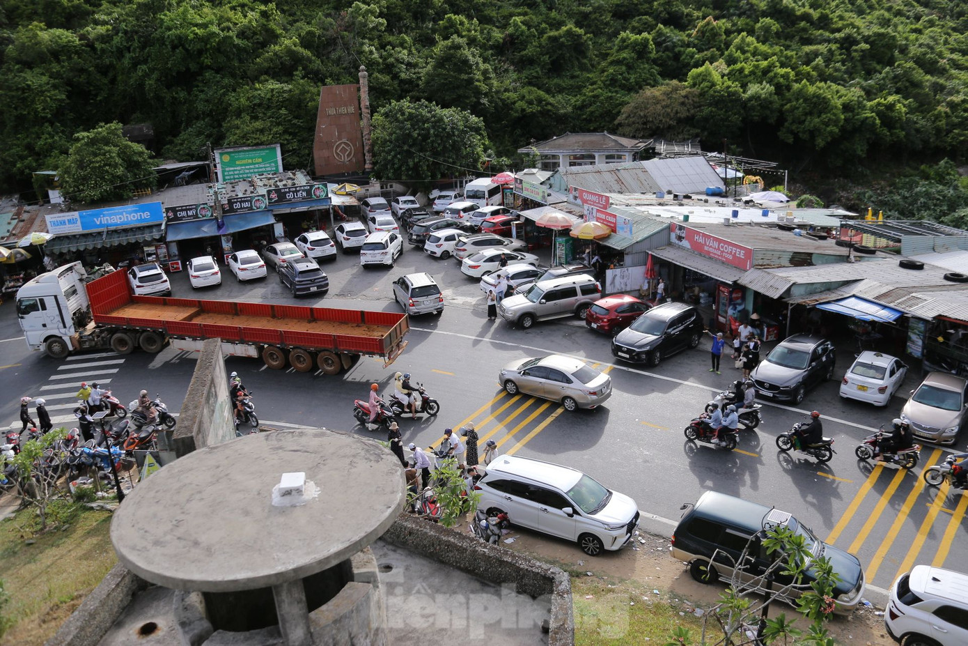 Theo ghi nhận, những ngày này, tuyến đường đèo Hải Vân luôn đông đúc và tấp nập xe cộ. Dòng xe ô tô, xe máy nối đuôi nhau lên đèo, có những thời điểm gây ùn tắc cục bộ. Theo ghi nhận, những ngày này, tuyến đường đèo Hải Vân luôn đông đúc và tấp nập xe cộ. Dòng xe ô tô, xe máy nối đuôi nhau lên đèo, có những thời điểm gây ùn tắc cục bộ.