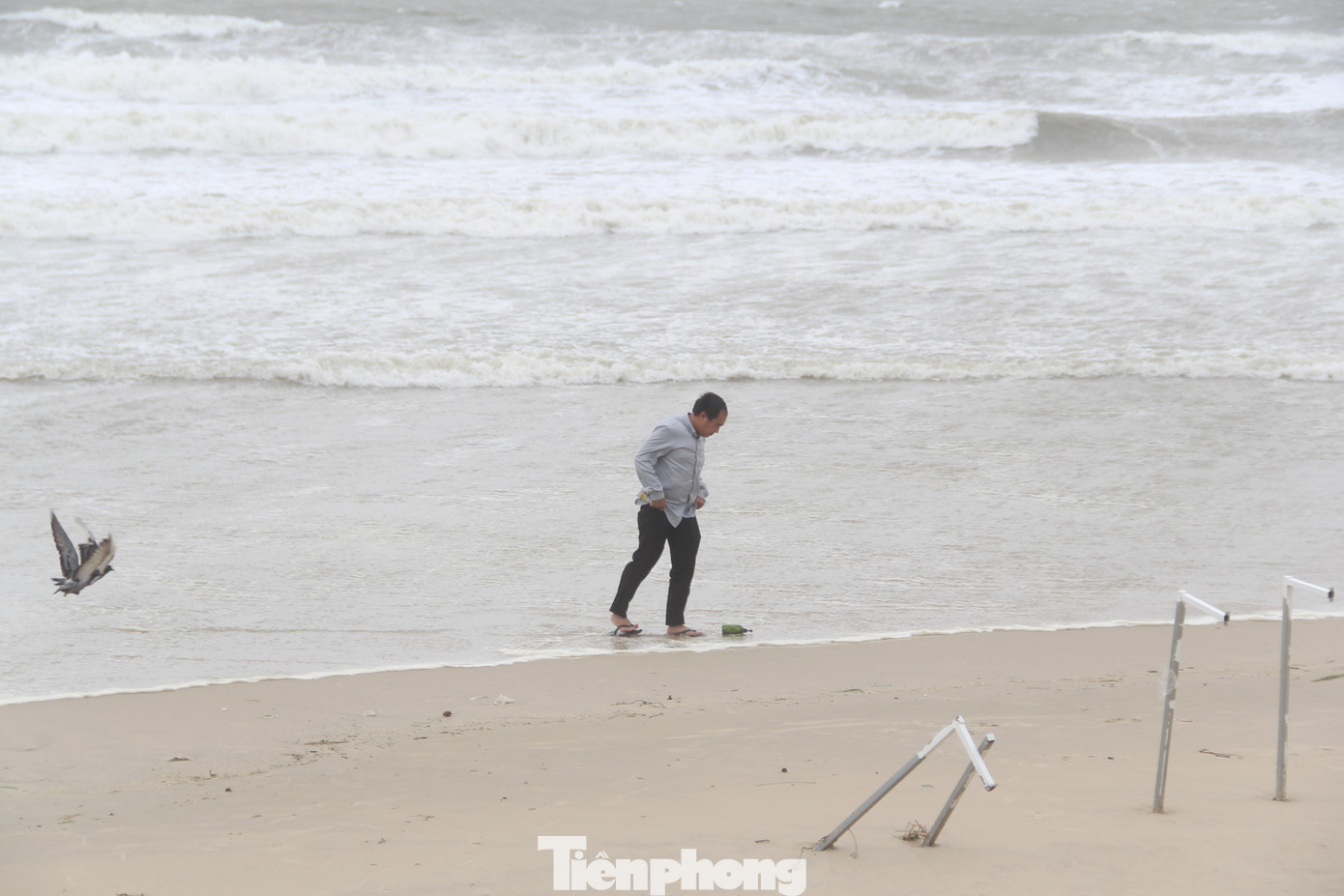 Qua đợt bão này, khu vực các bãi biển du lịch ở Mỹ Khê, T20... không bị ngập rác tấp vào bờ như những năm trước. Bãi biển tương đối sạch sẽ.