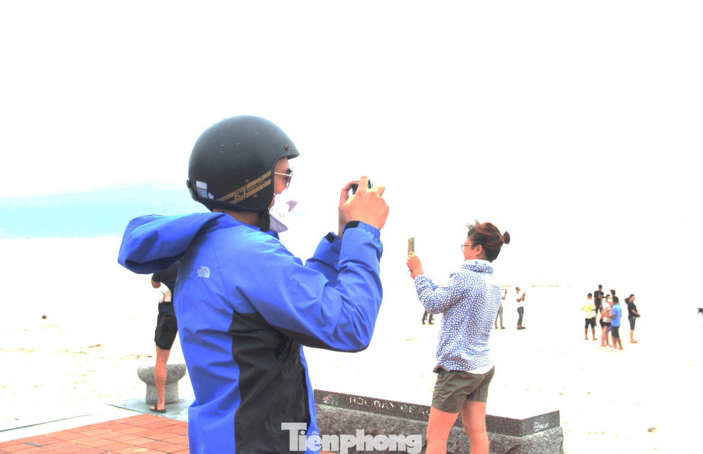Nhiều người còn tranh thủ chụp hình, selfie... ở khu vực bờ biển.