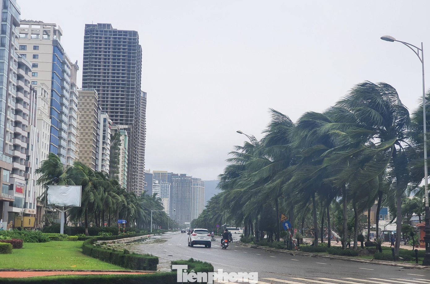 Sáng nay (28/9), dù bão Noru đã đi qua, tuy nhiên, khu vực bờ biển Đà Nẵng vẫn có gió giật mạnh, thỉnh thoảng, có những cơn mưa rào nặng hạt. Ảnh: Giang Thanh