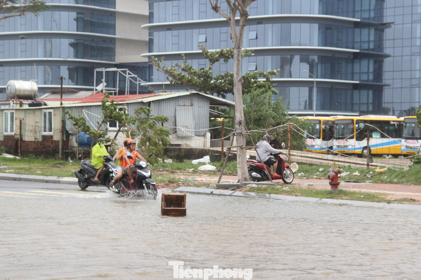 Vì đây là tuyến đường một chiều nên người dân gặp khó khăn khi di chuyển qua. Vì đây là tuyến đường một chiều nên người dân gặp khó khăn khi di chuyển qua.