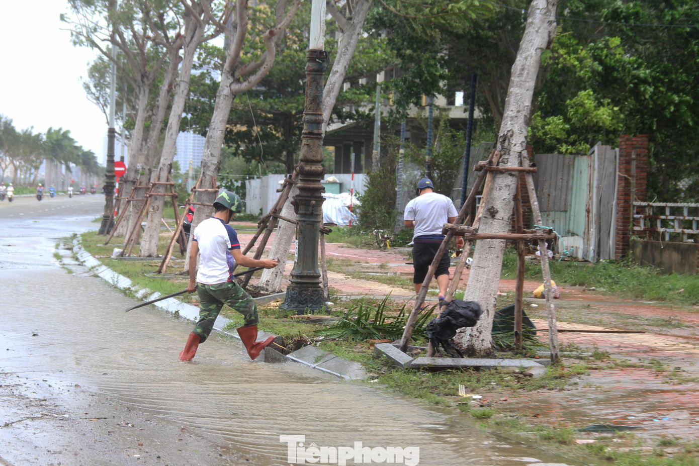Lực lượng chức năng cùng người dân đang khẩn trương thực hiện các biện pháp khơi thông miệng cống, hố thu nước... để giải quyết nhanh chóng tình trạng này, khắc phục hậu quả sau bão. Lực lượng chức năng cùng người dân đang khẩn trương thực hiện các biện pháp khơi thông miệng cống, hố thu nước... để giải quyết nhanh chóng tình trạng này, khắc phục hậu quả sau bão.