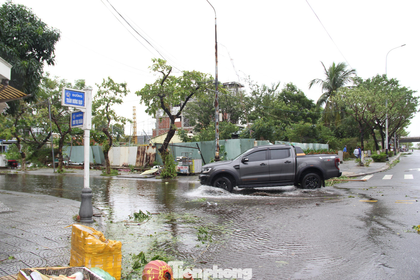 Tại một số tuyến đường khác trên địa bàn Đà Nẵng cũng gặp tình trạng ngập cục bộ tương tự do rác và lá cây che lấp mất các miệng cống thoát nước. Tại một số tuyến đường khác trên địa bàn Đà Nẵng cũng gặp tình trạng ngập cục bộ tương tự do rác và lá cây che lấp mất các miệng cống thoát nước.