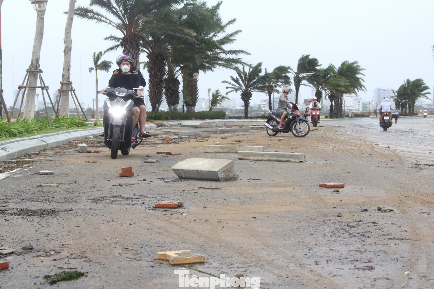 Gió lớn khiến sóng đánh vào khu vực này rất mạnh, nhiều tảng đá lớn dọc vỉa hè khiến xe cộ di chuyển khó khăn. Gió lớn khiến sóng đánh vào khu vực này rất mạnh, nhiều tảng đá lớn dọc vỉa hè khiến xe cộ di chuyển khó khăn.