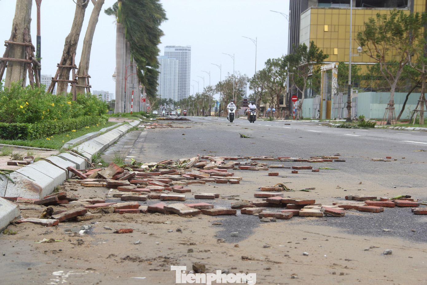 Sau khi bão Noru quét qua, khu vực đường Như Nguyệt ngổn ngang các loại gạch lát, cát, bùn... Trong đêm qua và rạng sáng nay, khu vực này bị ngập do thủy triều khiến nước sông Hàn dâng lên, tràn qua đường. Ảnh: Giang Thanh Sau khi bão Noru quét qua, khu vực đường Như Nguyệt ngổn ngang các loại gạch lát, cát, bùn... Trong đêm qua và rạng sáng nay, khu vực này bị ngập do thủy triều khiến nước sông Hàn dâng lên, tràn qua đường. Ảnh: Giang Thanh