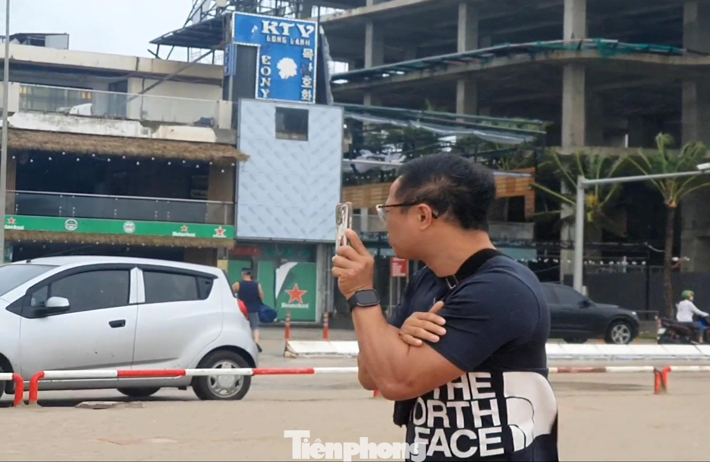 Nhiều du khách vẫn nán lại để livestream tình hình bờ biển Đà Nẵng sau bão Noru.