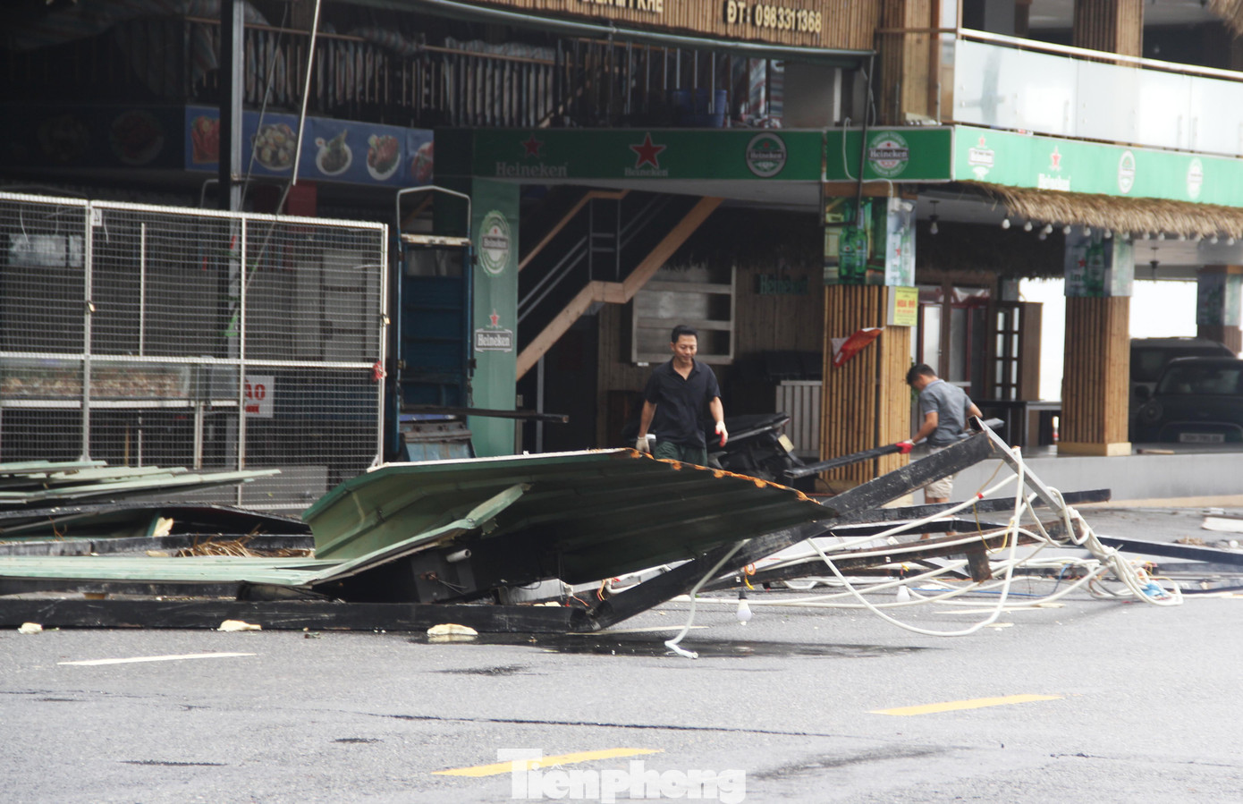 Nhà hàng Hải sản L.C (đường biển Võ Nguyên Giáp) bị gió "lột" bay khung sắt, mái tôn và cả biển hiệu. Dù đã có nhiều biện pháp để chèn chống trước khi bão đổ bộ, tuy nhiên, các nhà hàng, quán ăn ven biển vẫn không chịu nổi sức công phá của bão Noru. Nhà hàng Hải sản L.C (đường biển Võ Nguyên Giáp) bị gió "lột" bay khung sắt, mái tôn và cả biển hiệu. Dù đã có nhiều biện pháp để chèn chống trước khi bão đổ bộ, tuy nhiên, các nhà hàng, quán ăn ven biển vẫn không chịu nổi sức công phá của bão Noru.