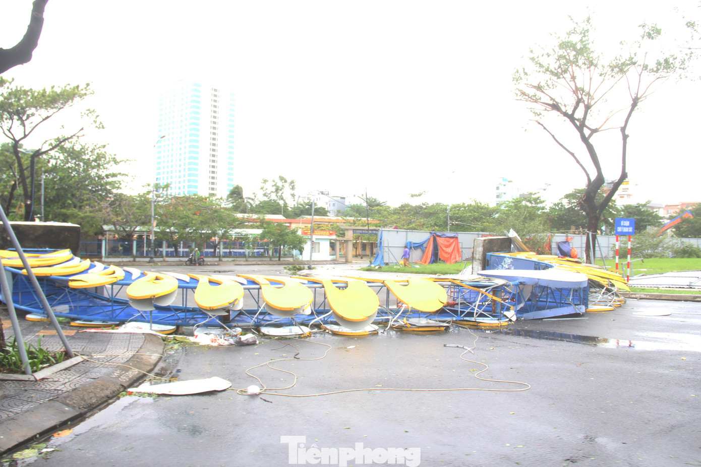 Khu vực chợ đêm Sơn Trà (gần cầu Rồng) bị bão Noru xô đổ cổng chào. Khu vực chợ đêm Sơn Trà (gần cầu Rồng) bị bão Noru xô đổ cổng chào.