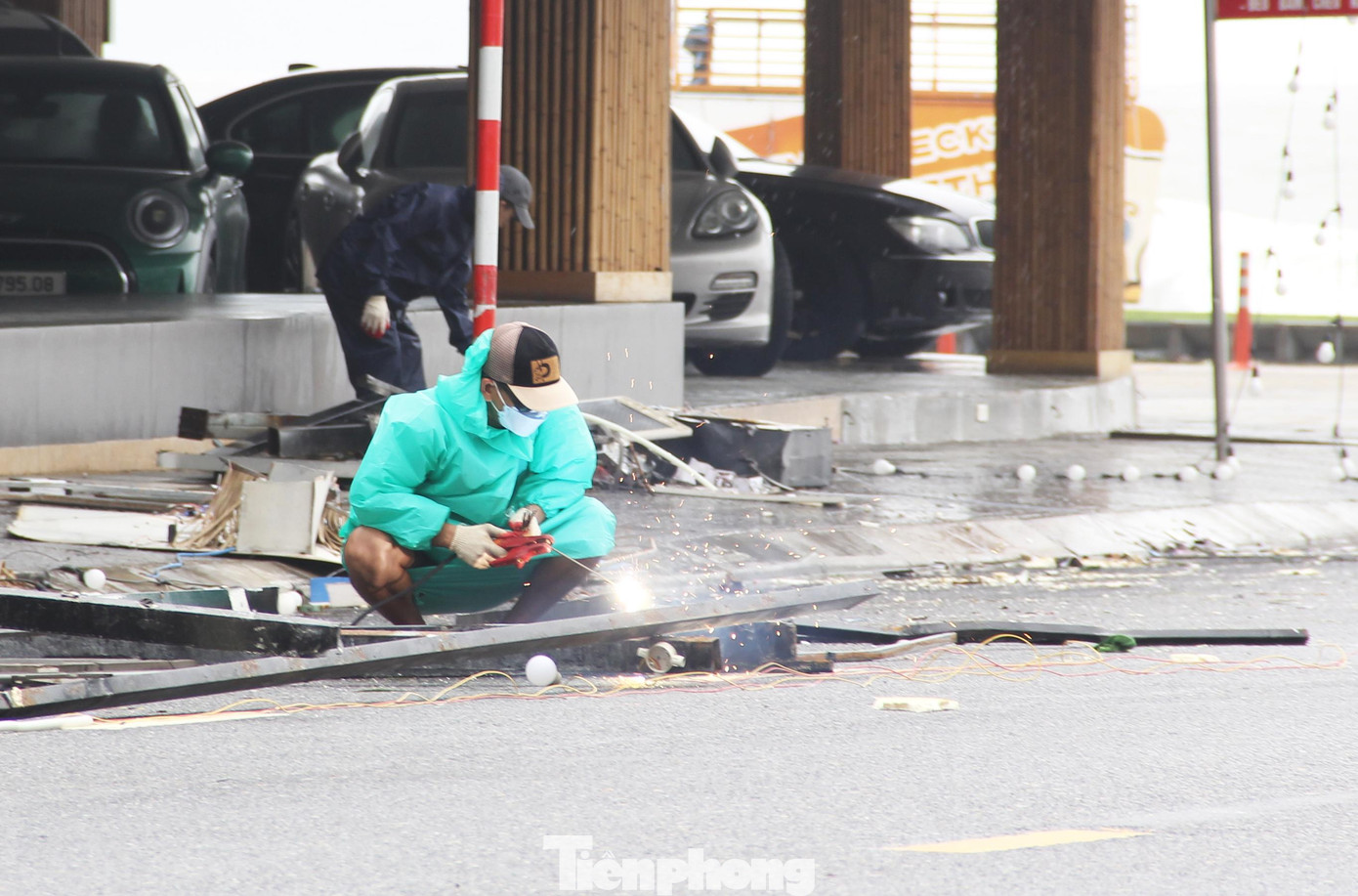 Ngay trong sáng nay, chủ nhà hàng cũng đã huy động nhân viên, thuê thợ hàn để sửa chữa, khắc phục hậu quả sau bão Noru. Ngay trong sáng nay, chủ nhà hàng cũng đã huy động nhân viên, thuê thợ hàn để sửa chữa, khắc phục hậu quả sau bão Noru.