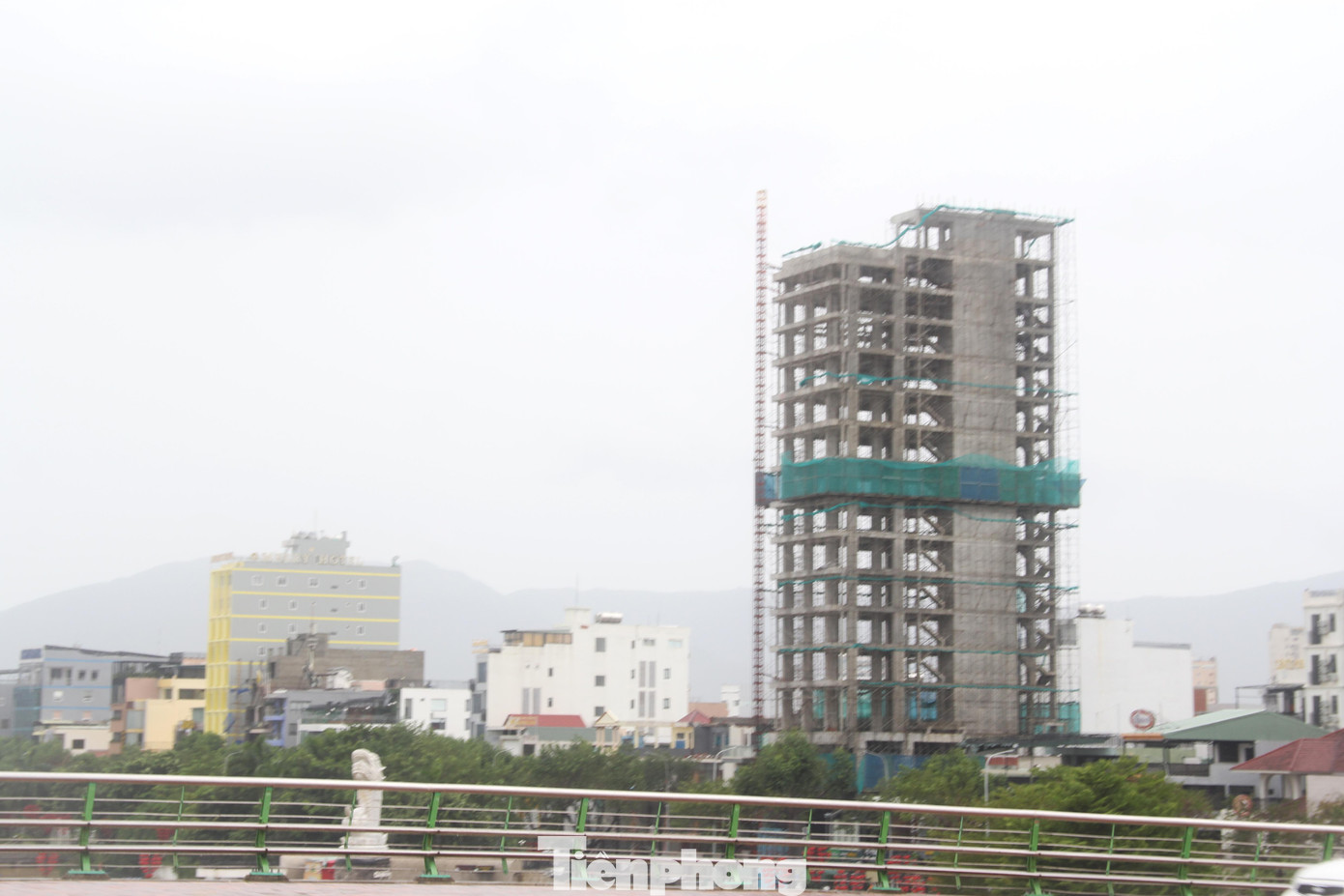 Nhiều công trình xây dựng cao tầng bị bão Noru quật rách lớp lưới bảo vệ. Nhiều công trình xây dựng cao tầng bị bão Noru quật rách lớp lưới bảo vệ.