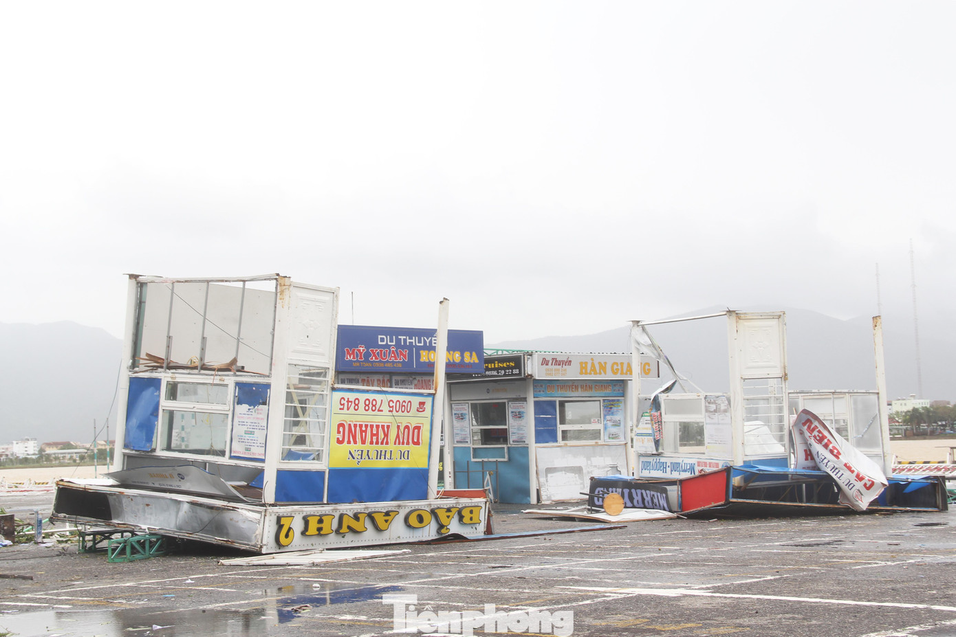 Hàng loạt kiot bán vé du thuyền ở cầu Cảng Sông Hàn bị bão xô đổ, nằm la liệt. Hàng loạt kiot bán vé du thuyền ở cầu Cảng Sông Hàn bị bão xô đổ, nằm la liệt.