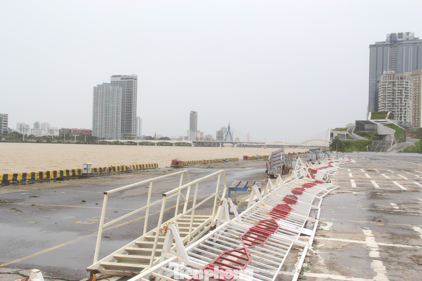 Tại cầu cảng Sông Hàn, loạt barie bị xô đổ hàng loạt. Đêm qua và rạng sáng nay, ở khu vực này, nước sông dâng lên cao, tràn vào khu vực đường Trần Phú. Hiện, mực nước sông Hàn vẫn đang rất cao. Tại cầu cảng Sông Hàn, loạt barie bị xô đổ hàng loạt. Đêm qua và rạng sáng nay, ở khu vực này, nước sông dâng lên cao, tràn vào khu vực đường Trần Phú. Hiện, mực nước sông Hàn vẫn đang rất cao.