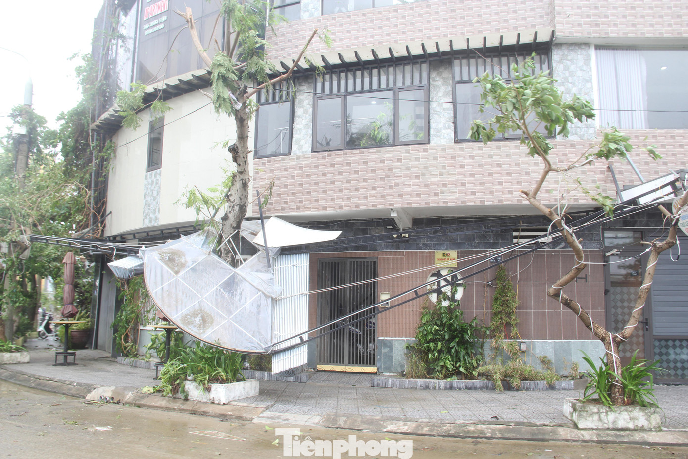 Một quán cafe ở phường Thuận Phước (quận Sơn Trà) bị gió tốc bay mái che. Một quán cafe ở phường Thuận Phước (quận Sơn Trà) bị gió tốc bay mái che.