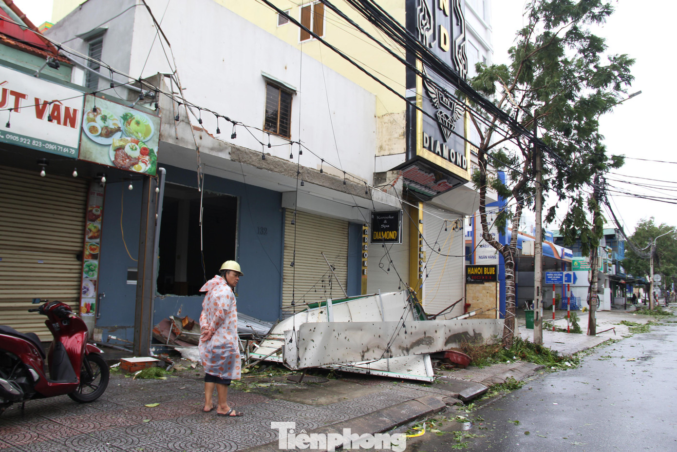 Một nhà hàng trên đường Nguyễn Văn Thoại được xây kiên cố nhưng vẫn bị sức gió của cơn bão Noru quật bay bảng hiệu. Một nhà hàng trên đường Nguyễn Văn Thoại được xây kiên cố nhưng vẫn bị sức gió của cơn bão Noru quật bay bảng hiệu.