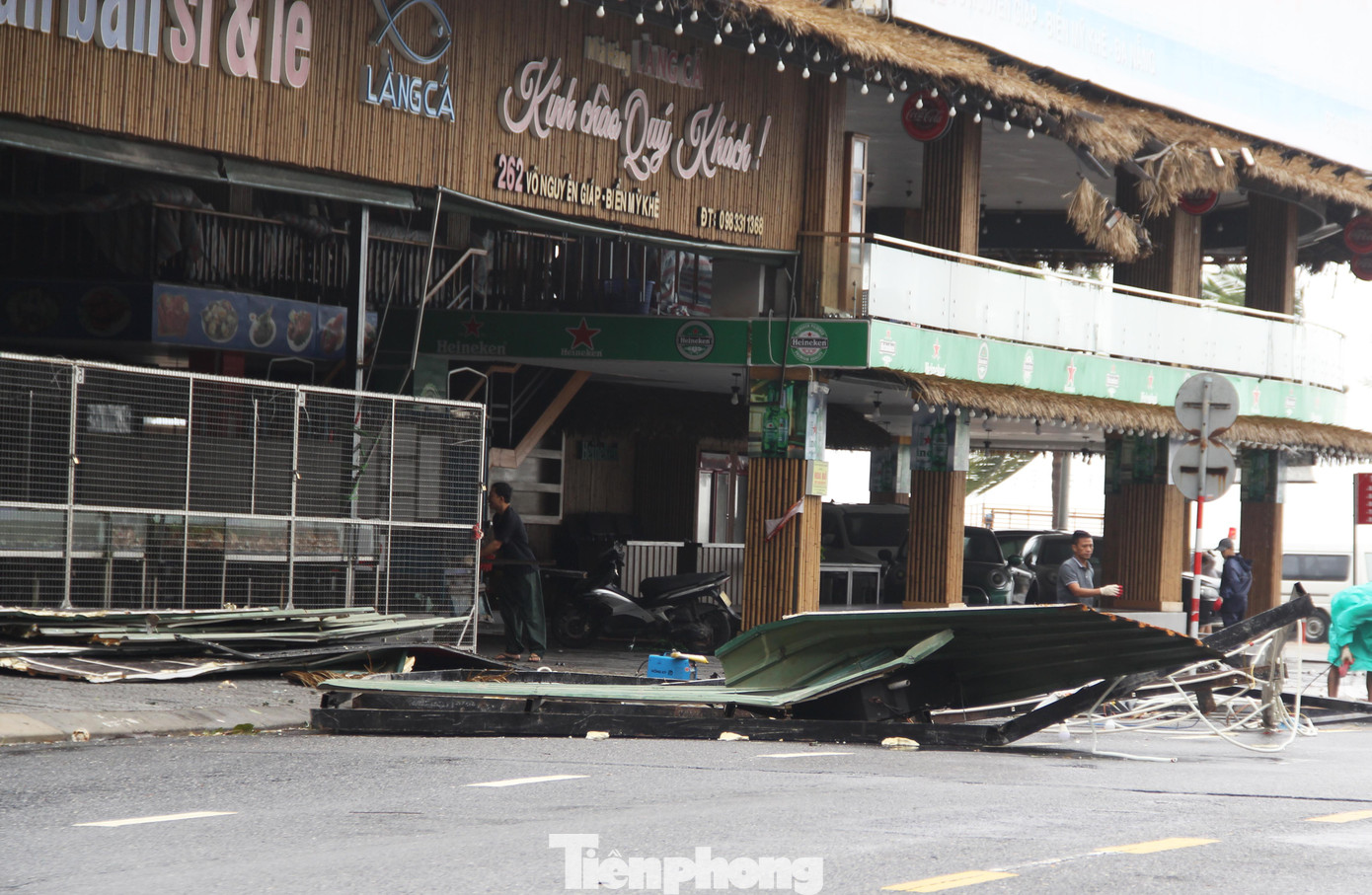 Sáng 28/9, ghi nhận tại cung đường biển Võ Nguyên Giáp, Hoàng Sa và những con đường lớn gần biển như Nguyễn Văn Thoại, Phạm Văn Đồng, Võ Văn Kiệt..., nhiều nhà hàng, quán sá bị gió mạnh xô đổ biển hiệu, lốc mái tôn. Ảnh: Giang Thanh Sáng 28/9, ghi nhận tại cung đường biển Võ Nguyên Giáp, Hoàng Sa và những con đường lớn gần biển như Nguyễn Văn Thoại, Phạm Văn Đồng, Võ Văn Kiệt..., nhiều nhà hàng, quán sá bị gió mạnh xô đổ biển hiệu, lốc mái tôn. Ảnh: Giang Thanh