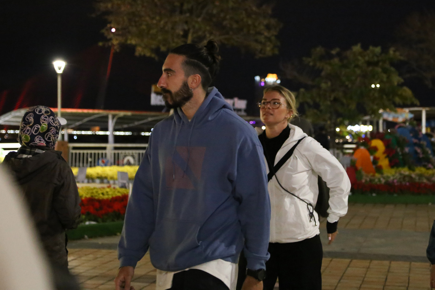 Từ khoảng 20h, người dân và du khách bắt đầu đổ về dọc hai bên sông Hàn. Ảnh: Giang Thanh. Từ khoảng 20h, người dân và du khách bắt đầu đổ về dọc hai bên sông Hàn. Ảnh: Giang Thanh.