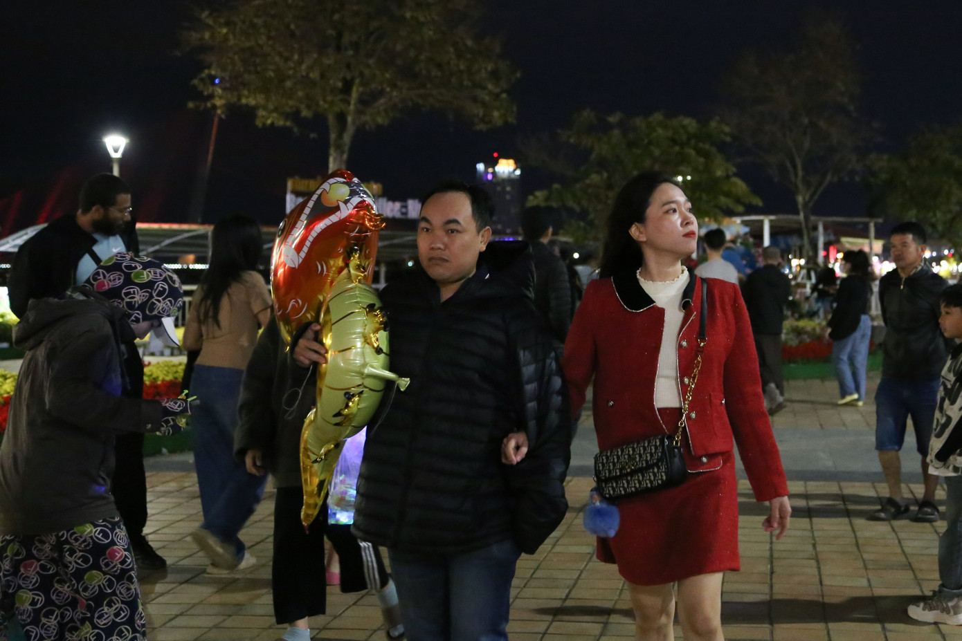 Từ khoảng 20h, người dân và du khách bắt đầu đổ về dọc hai bên sông Hàn. Ảnh: Giang Thanh. Từ khoảng 20h, người dân và du khách bắt đầu đổ về dọc hai bên sông Hàn. Ảnh: Giang Thanh.