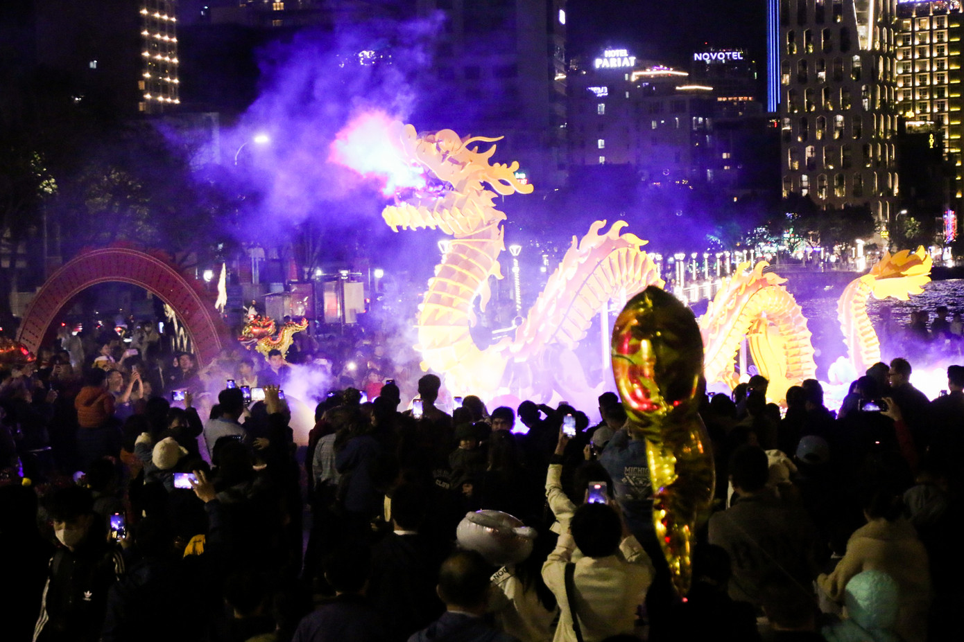 Linh vật rồng "phun nước, phun lửa" níu chân hàng trăm người dân và du khách dừng lại theo dõi. Ảnh: Giang Thanh. Linh vật rồng "phun nước, phun lửa" níu chân hàng trăm người dân và du khách dừng lại theo dõi. Ảnh: Giang Thanh.