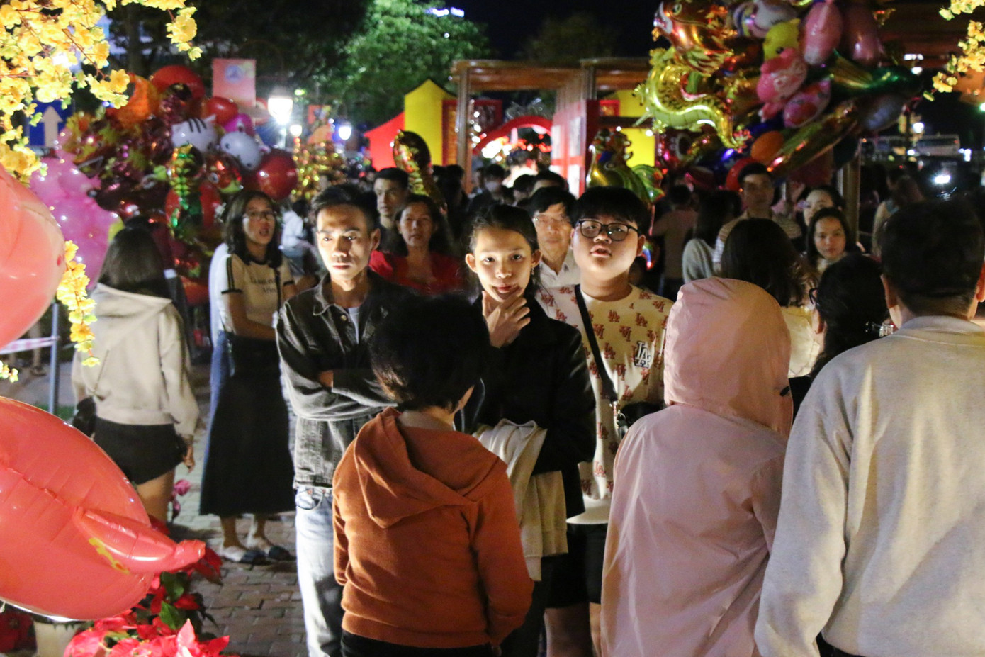 Càng gần Giao thừa, đường hoa Tết Đà Nẵng càng chật cứng người. Ảnh: Giang Thanh Càng gần Giao thừa, đường hoa Tết Đà Nẵng càng chật cứng người. Ảnh: Giang Thanh