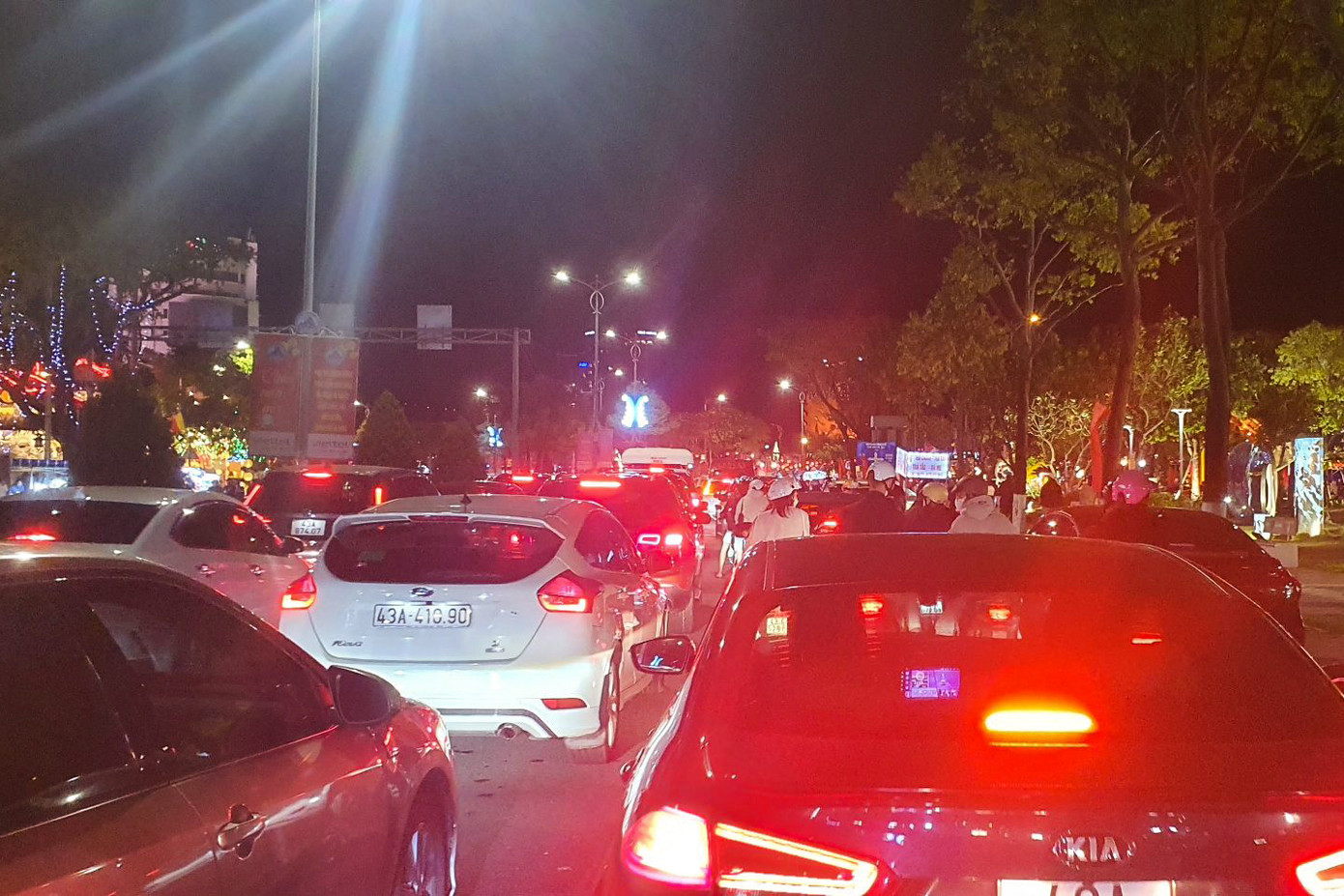 Các tuyến đường đổ về trung tâm thành phố đều đông đúc. Ảnh: Giang Thanh. Các tuyến đường đổ về trung tâm thành phố đều đông đúc. Ảnh: Giang Thanh.