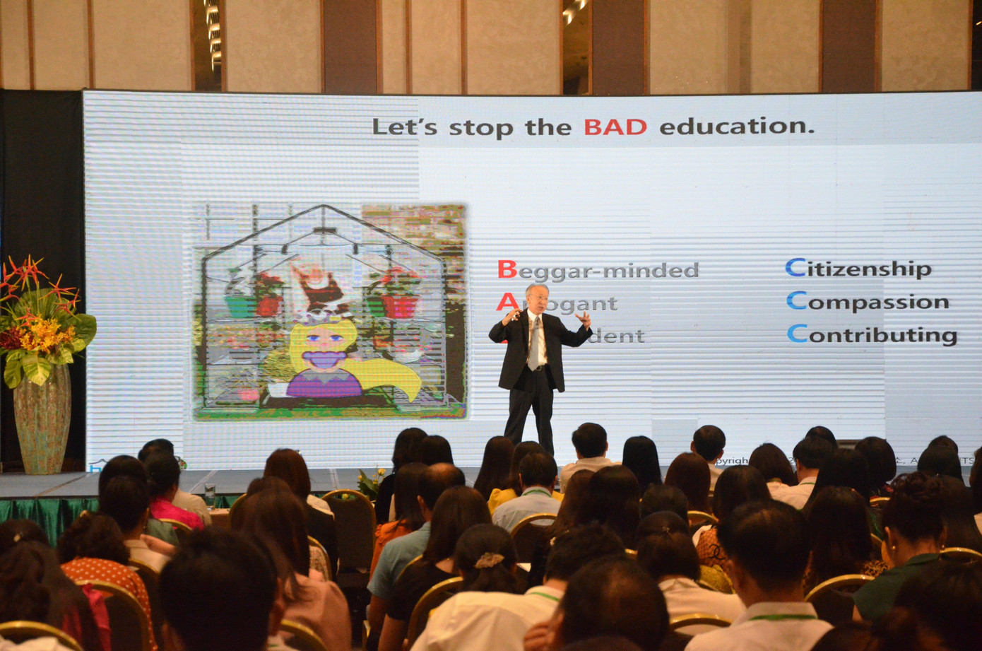 Hai chuyên gia tâm lý giáo dục hàng đầu, Giáo sư Peck Cho và Giáo sư Hà Vĩnh Thọ là những người chia sẻ, dẫn dắt các Hiệu trưởng, giáo viên cách xây dựng trường học hạnh phúc Hai chuyên gia tâm lý giáo dục hàng đầu, Giáo sư Peck Cho và Giáo sư Hà Vĩnh Thọ là những người chia sẻ, dẫn dắt các Hiệu trưởng, giáo viên cách xây dựng trường học hạnh phúc