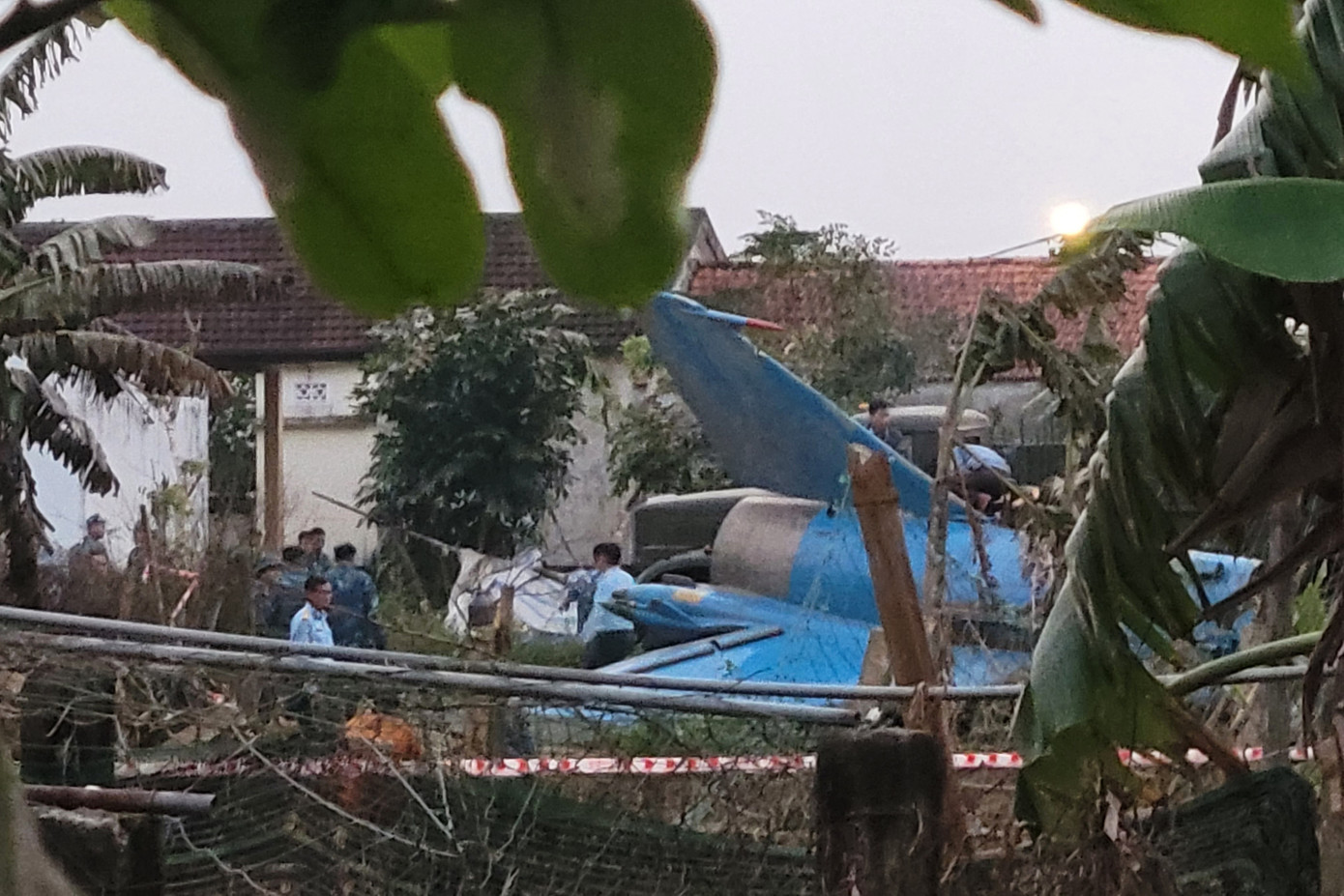 Việc tiếp cận, tìm kiếm, xử lý xác máy bay bắt đầu từ chiều 9/1, tuy nhiên do khối lượng công việc quá lớn nên lực lượng chức năng tiếp tục làm xuyên đêm. (Ảnh: Giang Thanh).