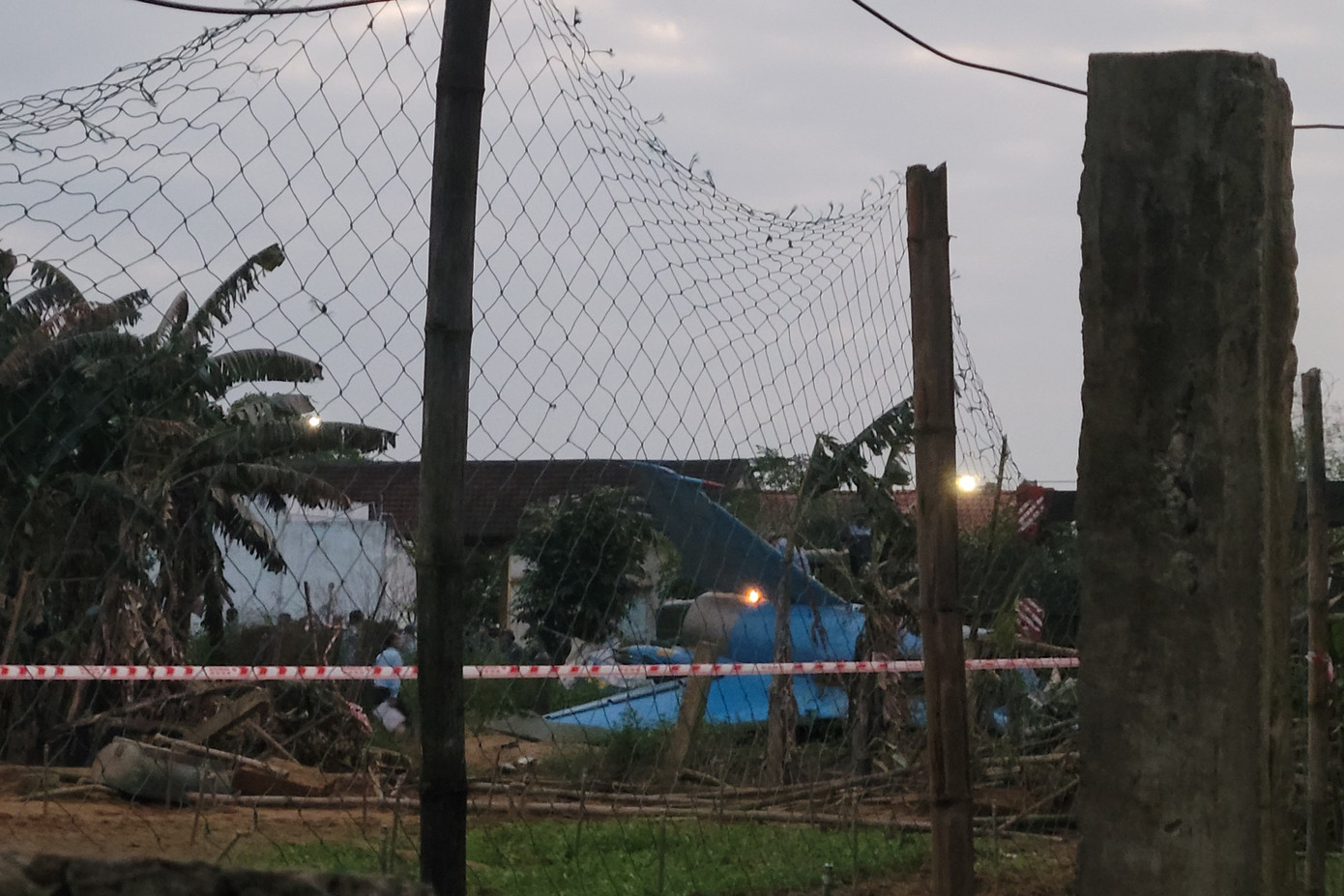 Nơi máy bay rơi không xa nhà dân. Tuy nhiên ai cũng mừng vì không có thiệt hại về người. Trong cái rủi có cái may, khi mọi người vẫn bình an. (Ảnh: Giang Thanh).