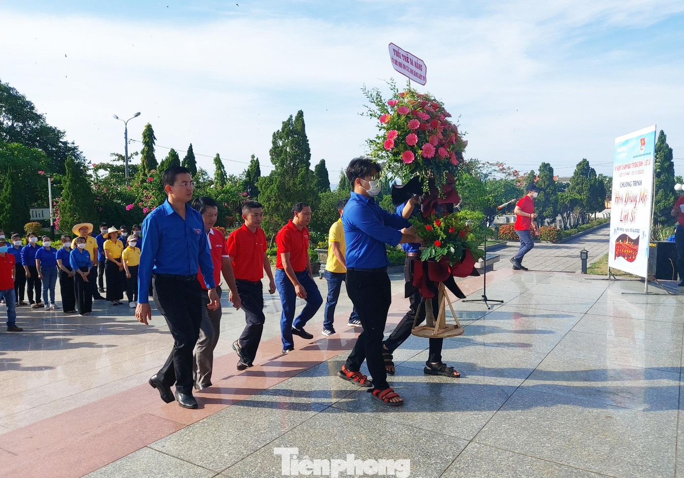 Tuổi trẻ Đà Nẵng dâng hương, dâng hoa tại Nghĩa trang liệt sĩ thành phố