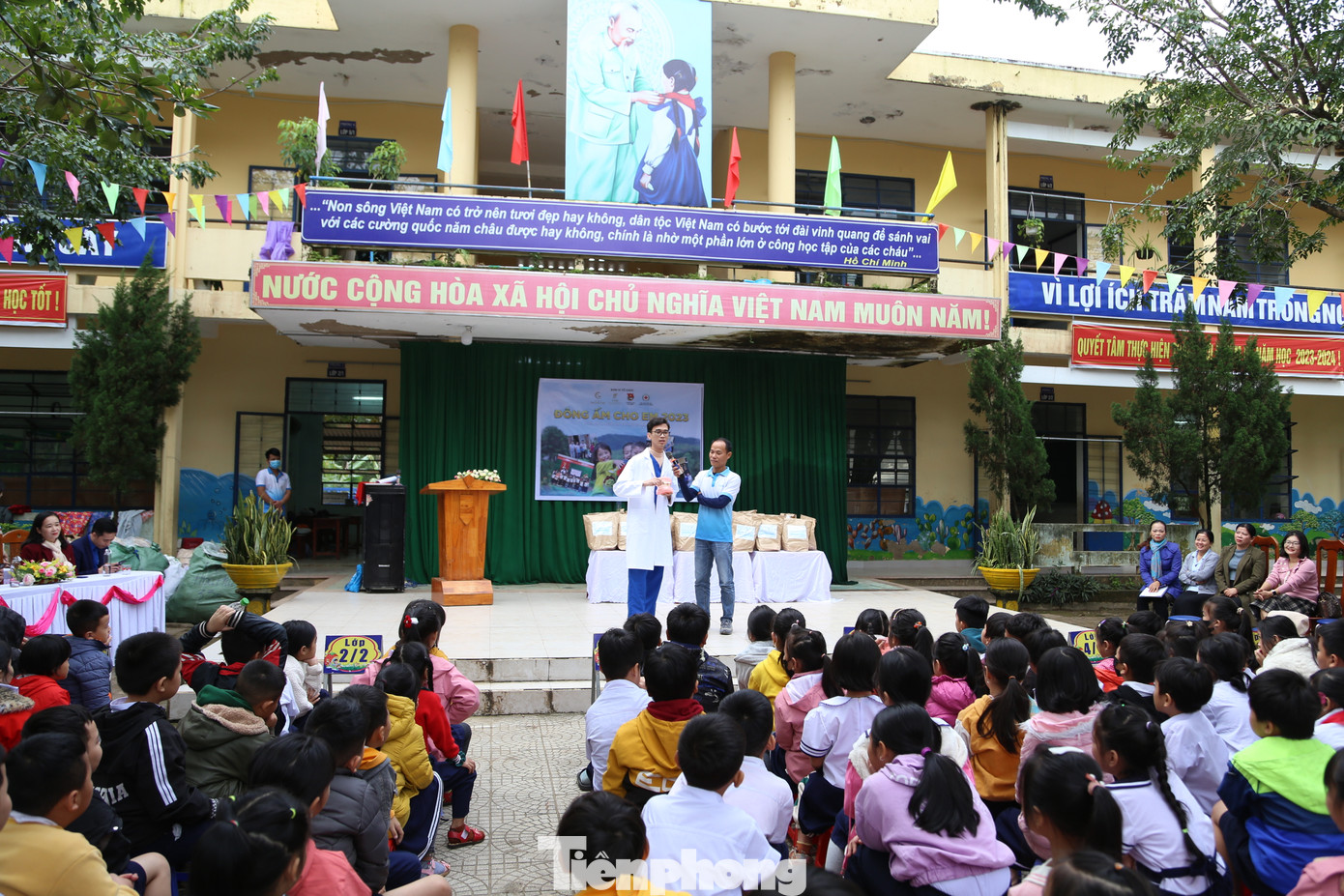 Ngày 26/12, Thành Đoàn Đà Nẵng phối hợp với Hội Chữ thập đỏ và các nhà tài trợ tổ chức chương trình Đông ấm cho em năm 2023. Ảnh: Giang Thanh