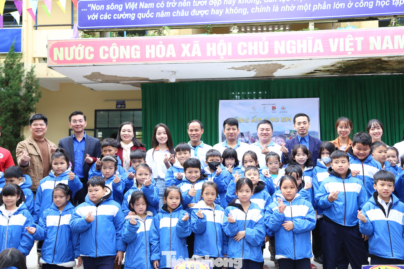 Ngoài ra, hơn 500 học sinh ở cả 2 trường đều được tặng các túi quà gồm: áo ấm, 1 tuýp kem đánh răng và 1 bàn chải đánh răng. Tổng trị giá quà tặng hơn 120 triệu đồng.