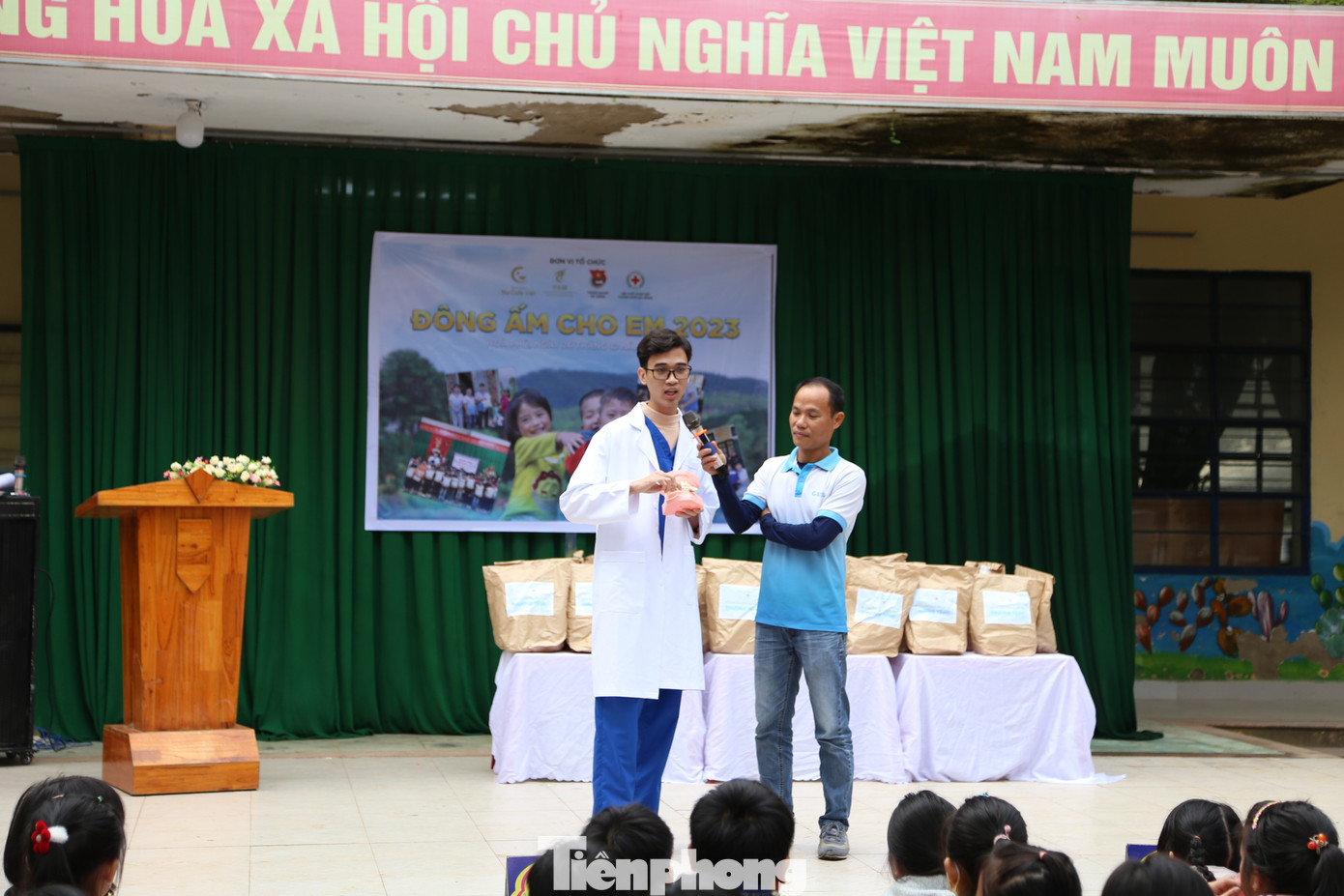 Tại các điểm trường, đoàn đã tổ chức hướng dẫn các em nhỏ chăm sóc sức khỏe răng miệng.