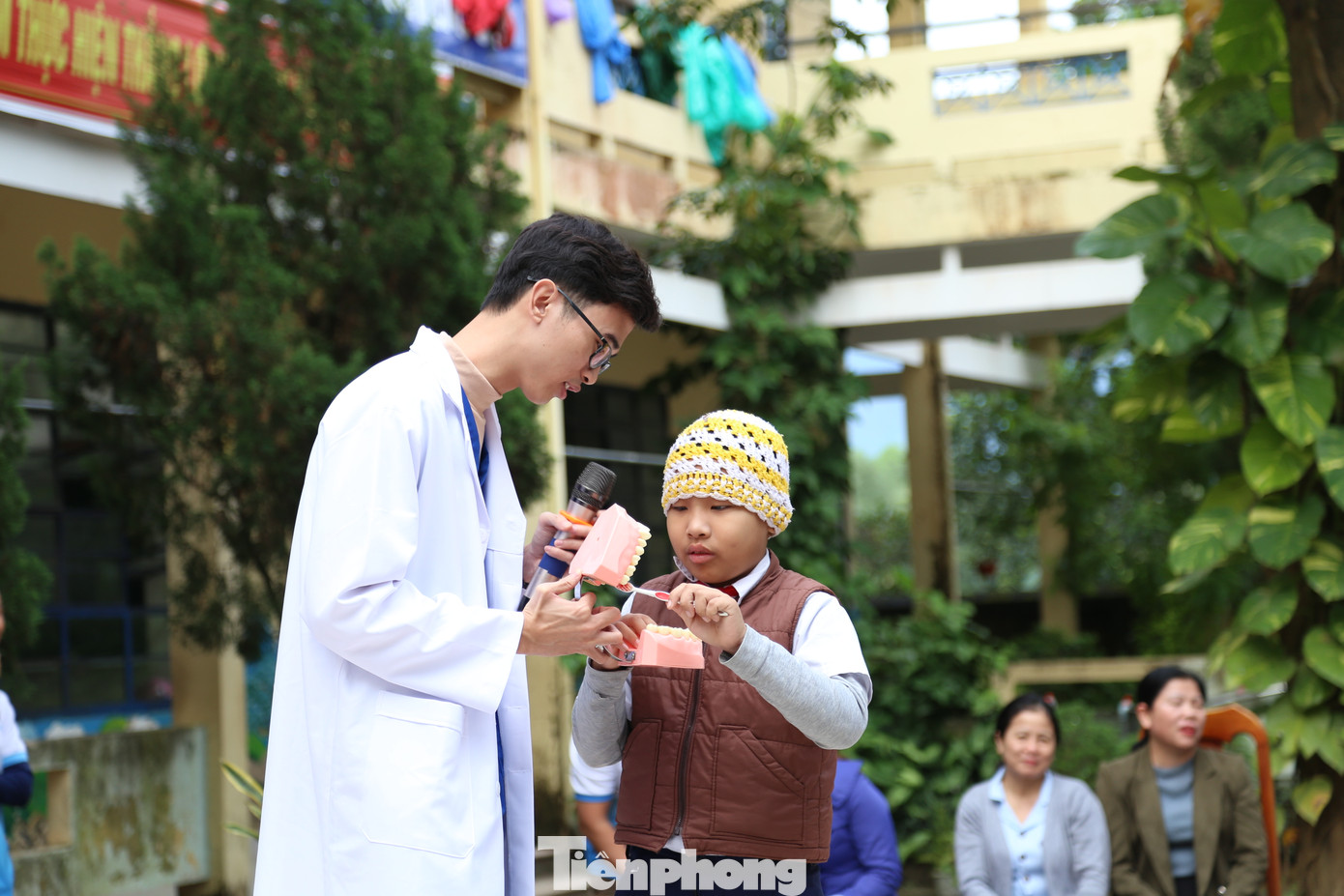 Với sự hướng dẫn của bác sĩ nha khoa, các em học sinh được chia sẻ các kiến thức, kỹ năng để đánh răng đúng cách, giữ vệ sinh răng miệng để không bị sâu răng. Các em còn được thực hành chải mô hình răng với sự hỗ trợ của bác sĩ.