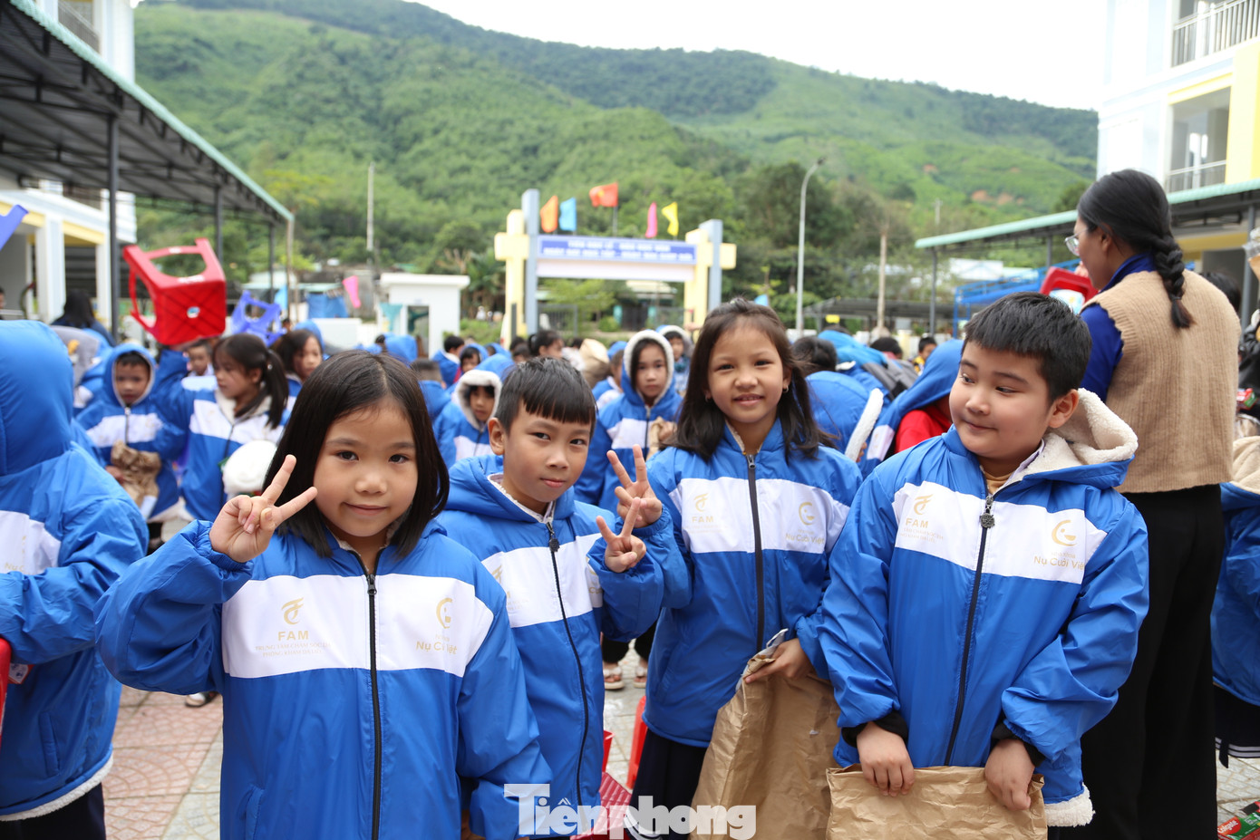 “Thời gian tới, trong chương trình Tình nguyện mùa đông, Thành Đoàn sẽ tiếp tục tổ chức nhiều hoạt động an sinh xã hội, trong đó tập trung cho các đối tượng mẹ VNAH, người neo đơn, các hộ khó khăn, thanh niên khuyết tật, thanh niên có hoàn cảnh khó khăn trên địa bàn”, anh Duân nói.