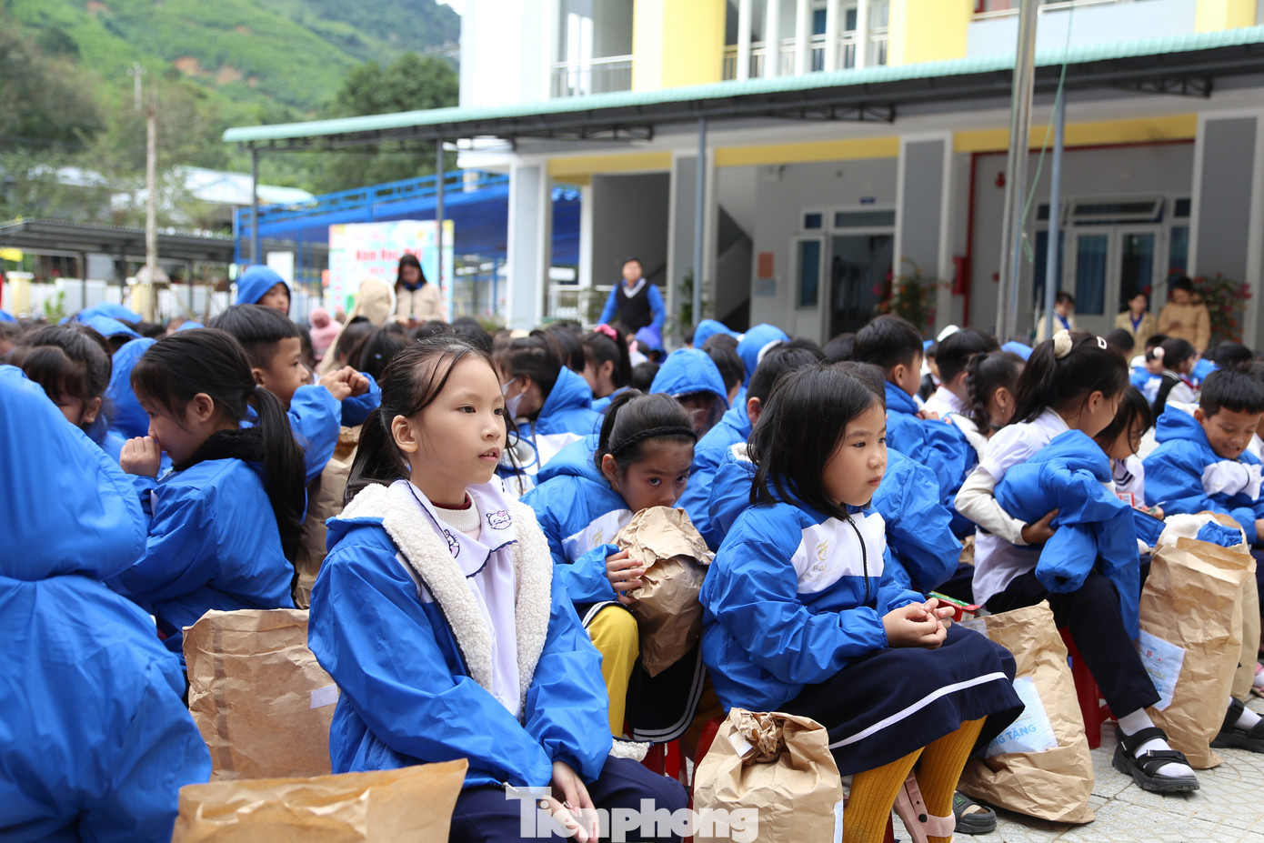 Nhận được áo ấm, em Trần Thị Thư (lớp 5/1, trường Tiểu học Hòa Bắc) háo hức mặc thử, vuốt ve và khoe với bạn bè.