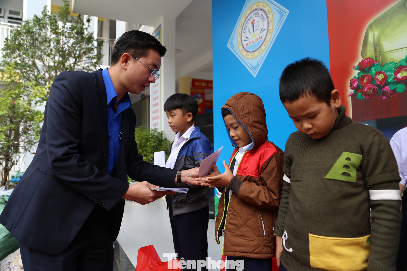 Bên cạnh đó, BTC còn trao tặng 50 suất học bổng cho 50 em học sinh có hoàn cảnh đặc biệt khó khăn tại 2 trường, mỗi phần quà gồm: 1 bao gạo 5kg, 1 chai dầu ăn 1 lít, 1 chai nước mắm 1 lít và tiền mặt 300.000 đồng.