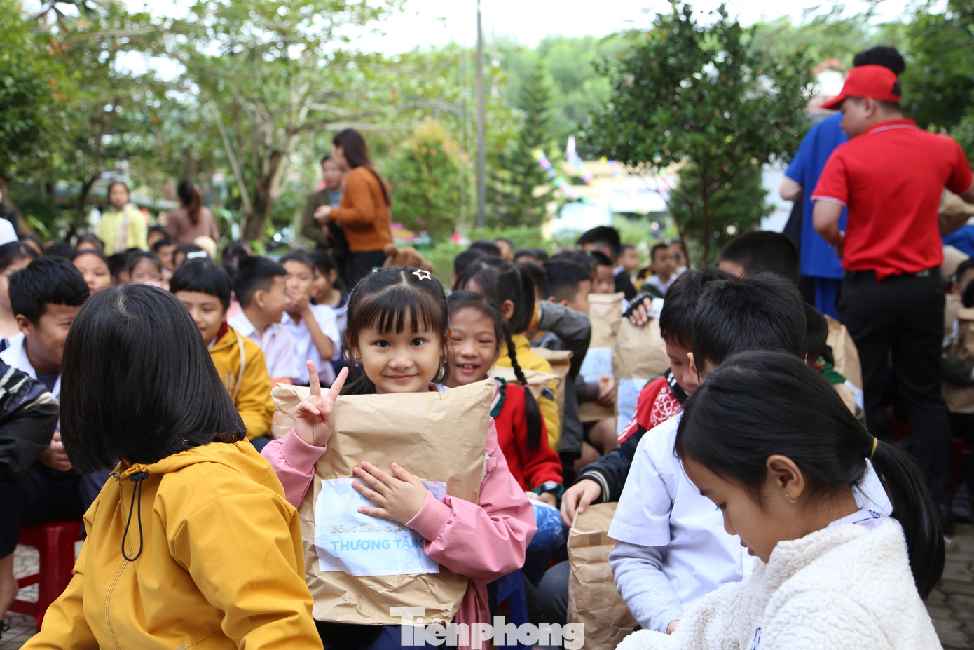 Theo anh Nguyễn Bá Duân - Phó Bí thư Thành Đoàn, thực hiện chương trình Tình nguyện mùa đông, Xuân tình nguyện, Thành Đoàn phối hợp với Hội Chữ thập đỏ TP trao những suất quà, những chiếc áo ấm mới cho học sinh xã Hòa Phú và Hòa Bắc, chia sẻ tình cảm của tuổi trẻ thành phố.