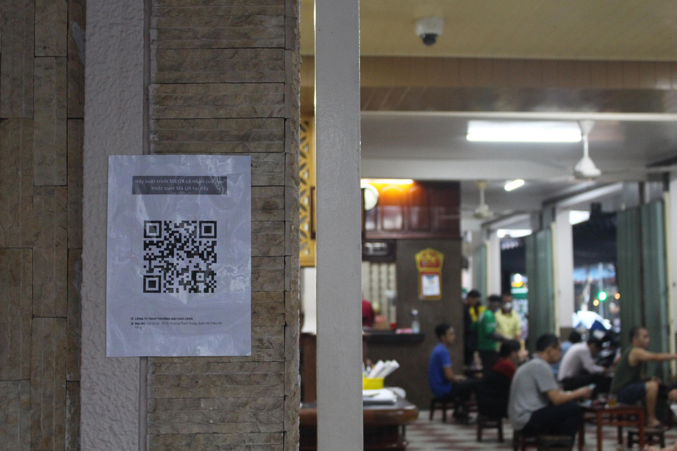 Các hàng quán phải tiến hành quét mã QR khai báo y tế của khách hàng, hoặc yêu cầu khách hàng quét mã QR của quán để phục vụ việc quản lý, truy vết theo các quy định phòng chống dịch.