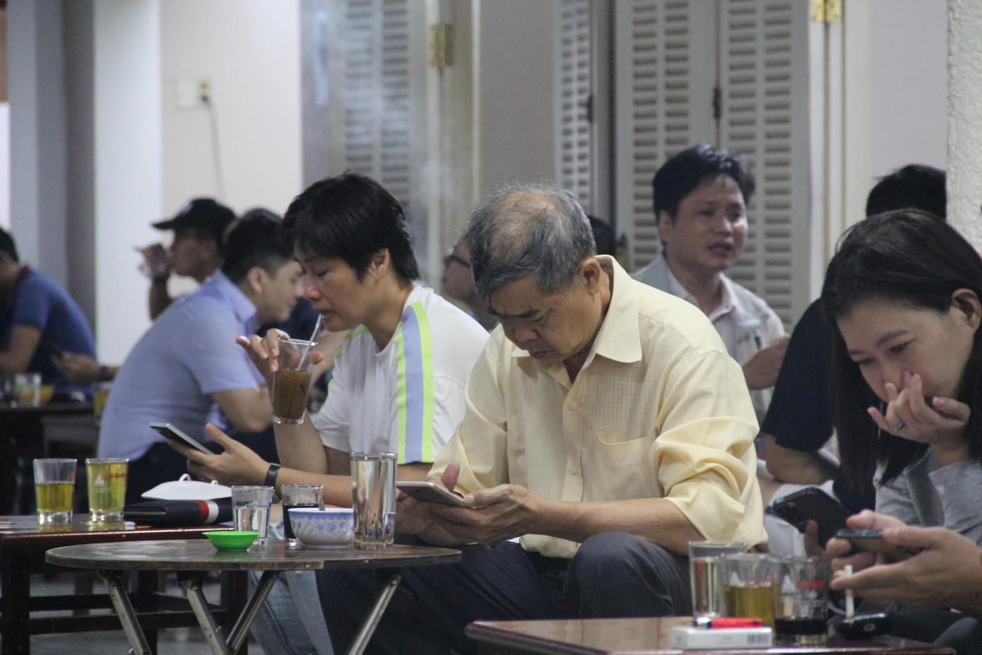 Tuy nhiên, theo quản lý của quán, lượng khách này cũng chỉ bằng 20-30% so với thời điểm bình thường chứ không đông.