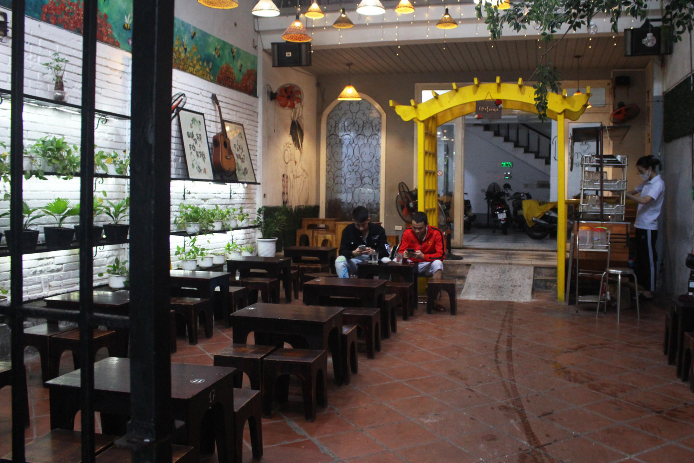 Vì trời mưa rất lớn nên nhiều quán cafe khá vắng vẻ vào thời điểm 7 - 8h sáng.